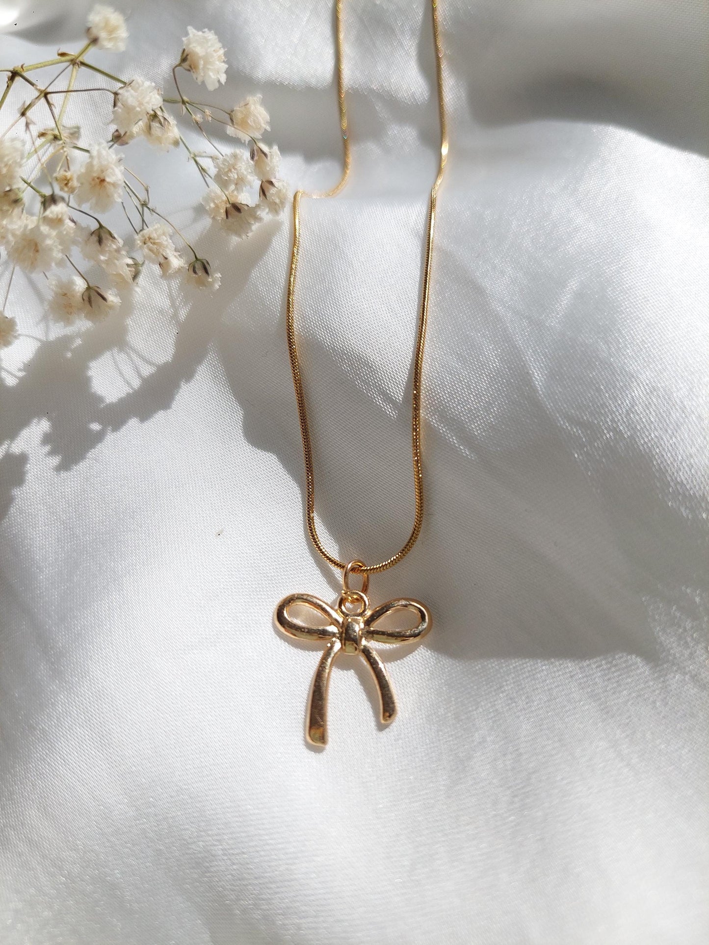 Goldene Schleifen Kette – Minimalistische Bow Necklace aus Edelstahl vergoldet – Coquette Schmuck – Feminine Halskette – Geschenk für Frauen