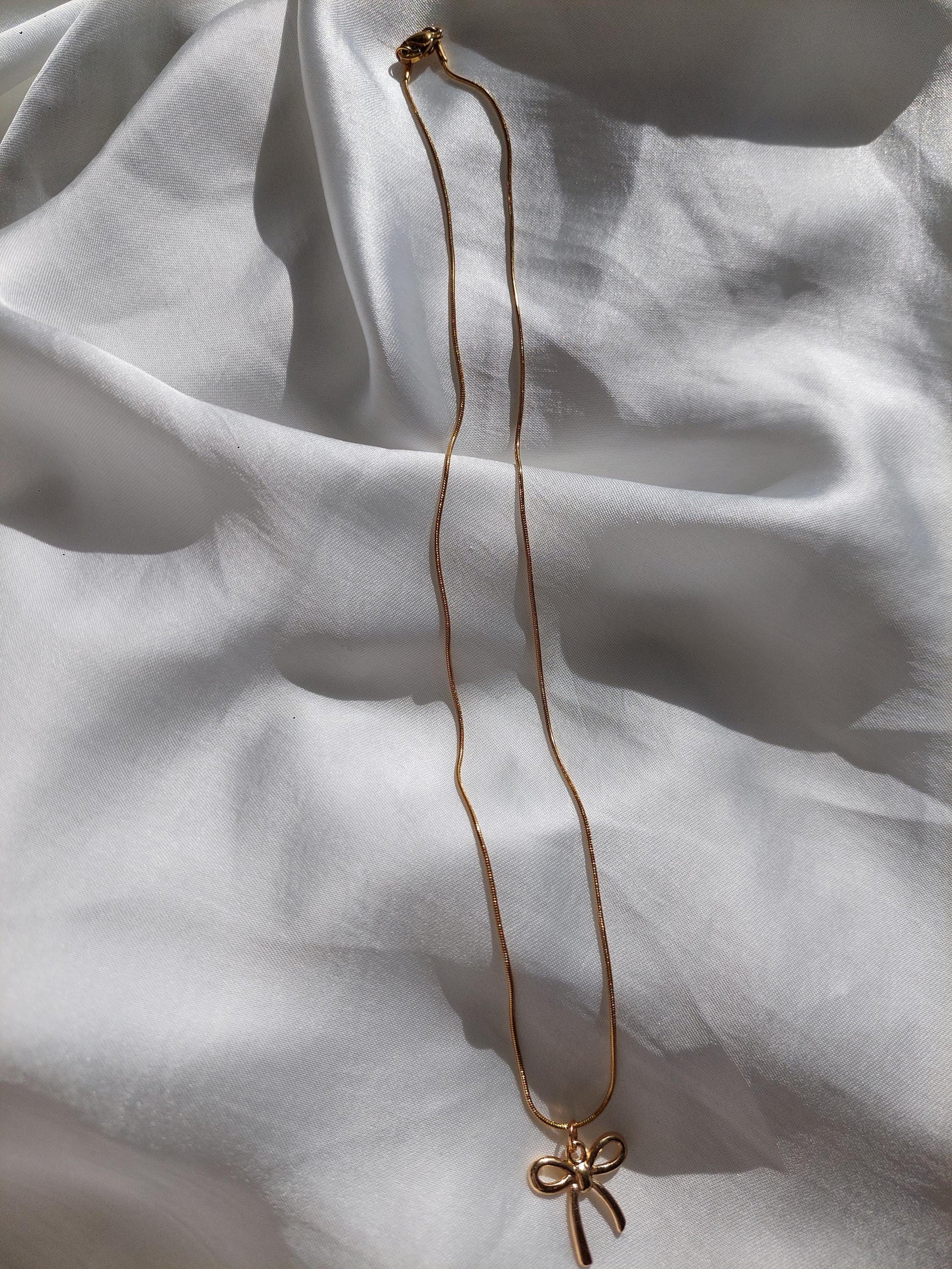 Goldene Schleifen Kette – Minimalistische Bow Necklace aus Edelstahl vergoldet – Coquette Schmuck – Feminine Halskette – Geschenk für Frauen