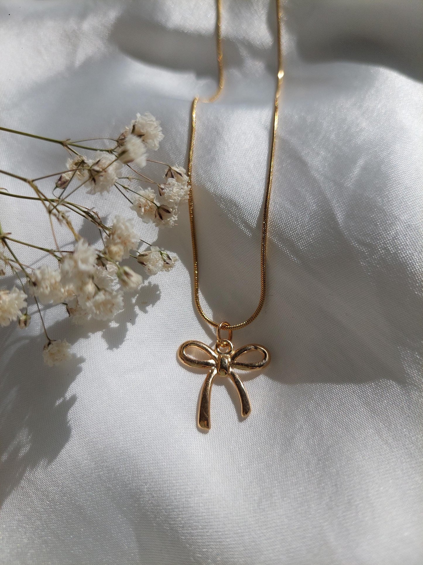 Goldene Schleifen Kette – Minimalistische Bow Necklace aus Edelstahl vergoldet – Coquette Schmuck – Feminine Halskette – Geschenk für Frauen