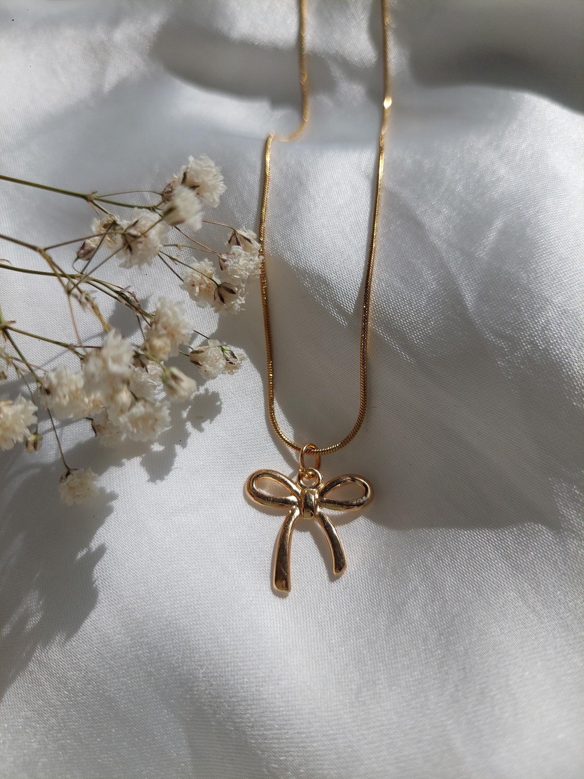 Goldene Schleifen Kette – Minimalistische Bow Necklace aus Edelstahl vergoldet – Coquette Schmuck – Feminine Halskette – Geschenk für Frauen