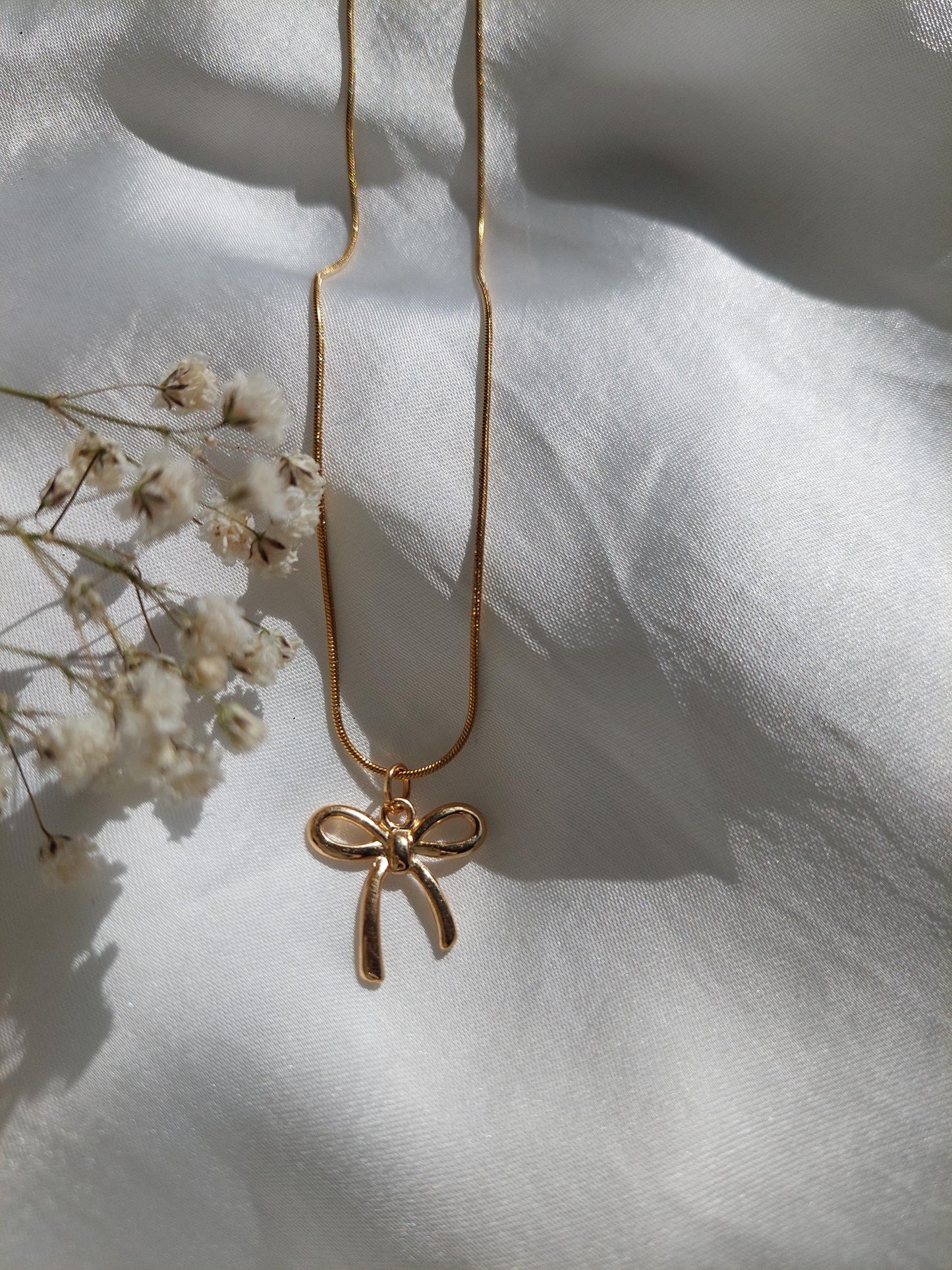 Goldene Schleifen Kette – Minimalistische Bow Necklace aus Edelstahl vergoldet – Coquette Schmuck – Feminine Halskette – Geschenk für Frauen