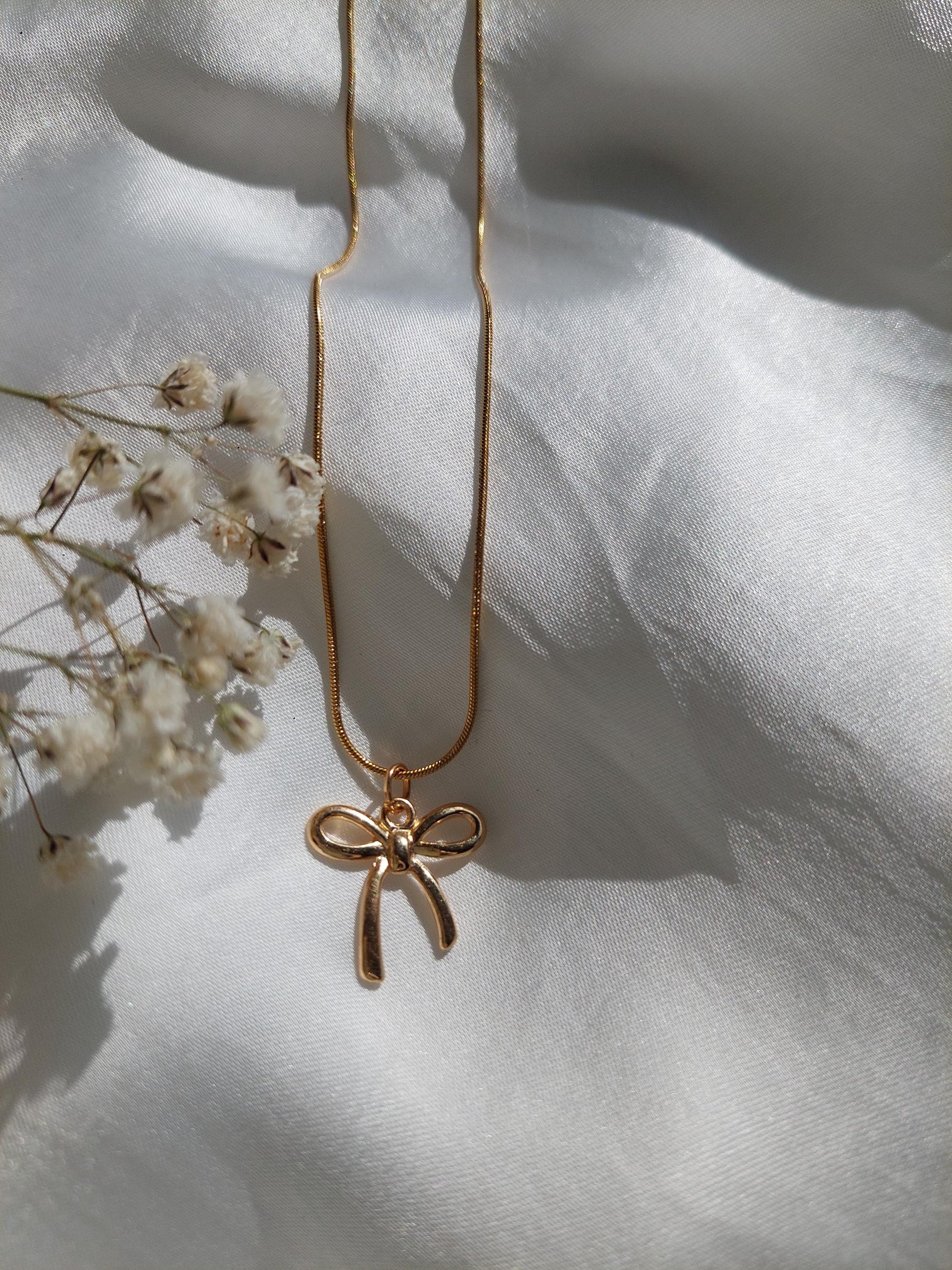 Goldene Schleifen Kette – Minimalistische Bow Necklace aus Edelstahl vergoldet – Coquette Schmuck – Feminine Halskette – Geschenk für Frauen