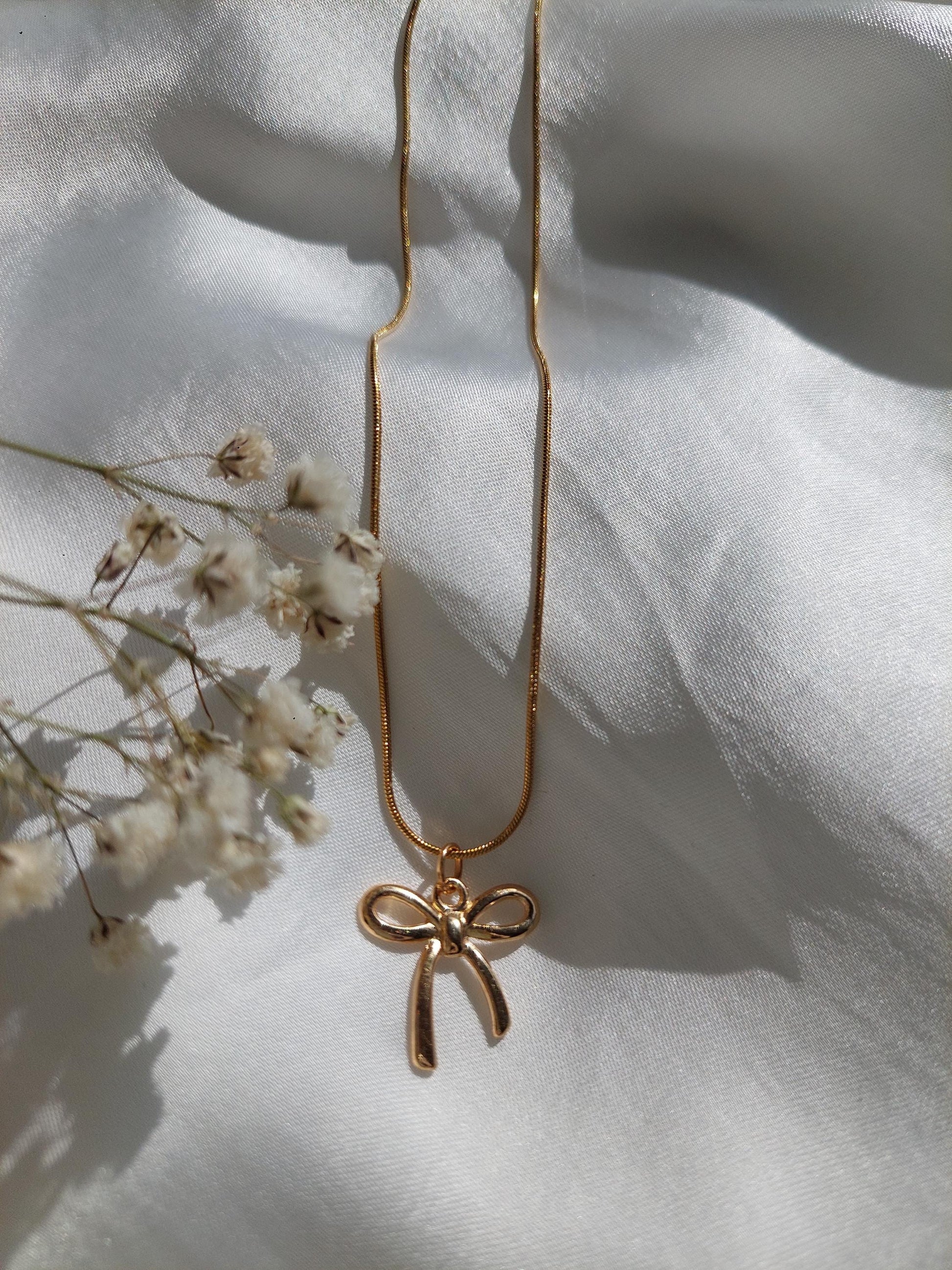 Goldene Schleifen Kette – Minimalistische Bow Necklace aus Edelstahl vergoldet – Coquette Schmuck – Feminine Halskette – Geschenk für Frauen