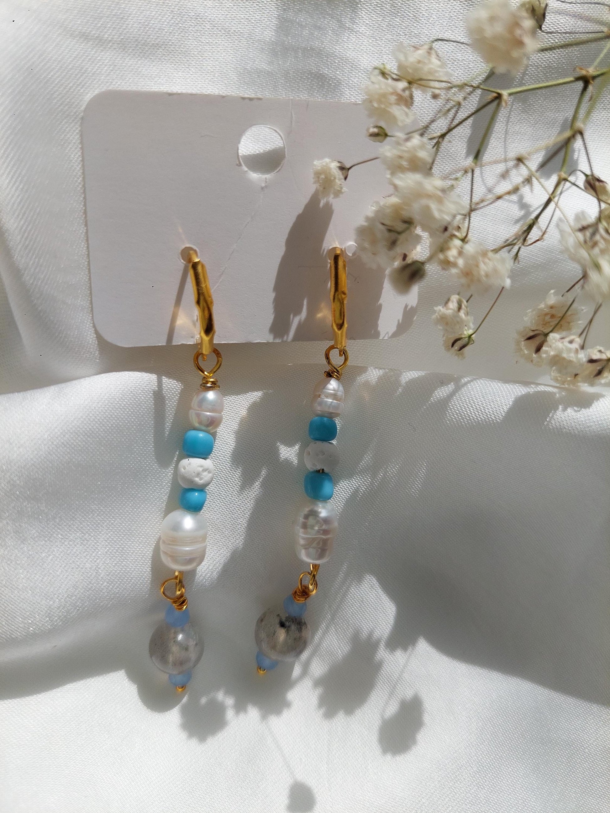 Handgemachte Mondstein & Perlen Ohrringe | Vergoldete Edelstahl Creolen | Turmalin Schmuck | Boho Perlenohrringe | Geschenk für Frauen