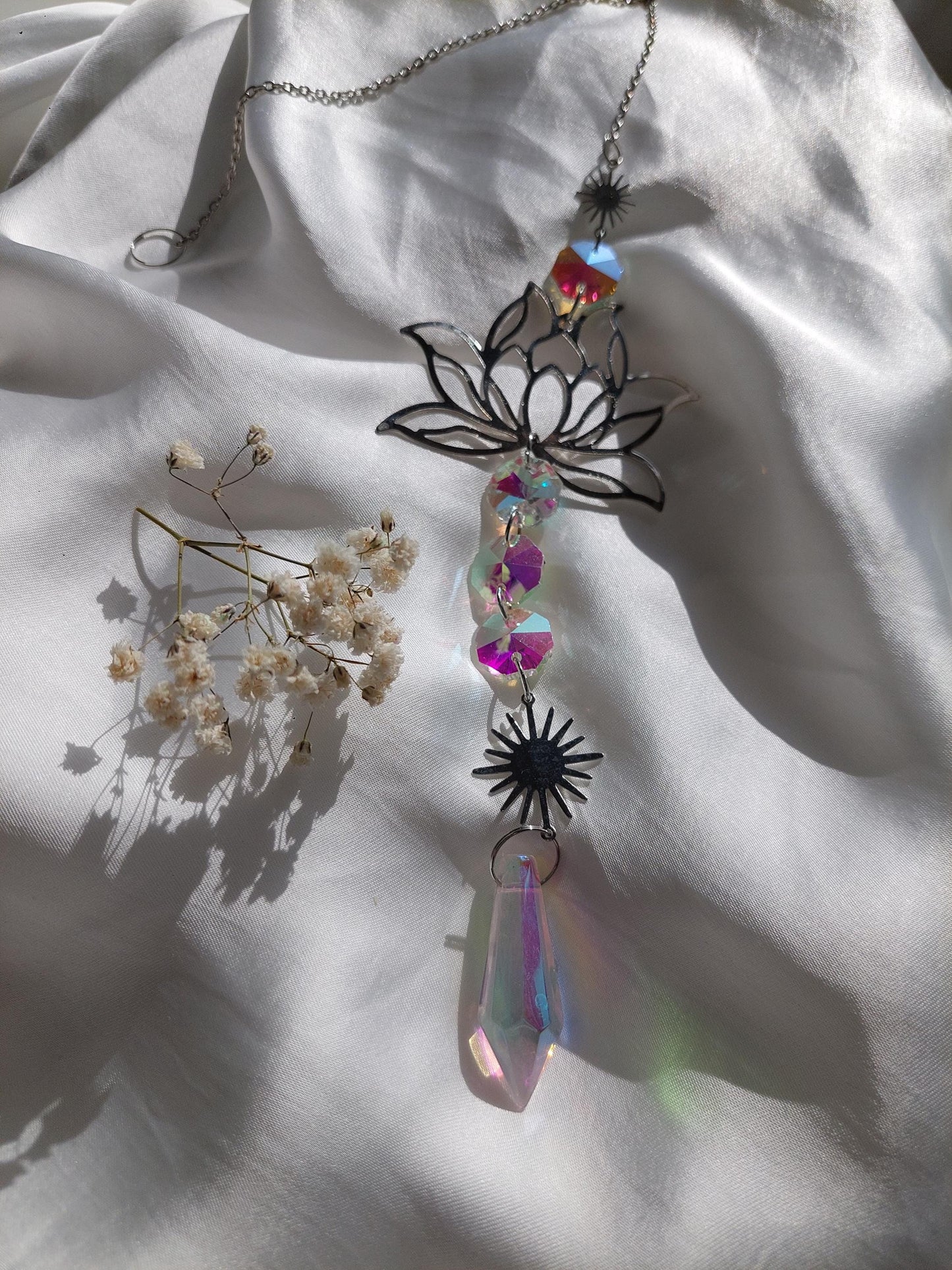 Lotus Suncatcher Gold oder Silber – Kristall Lichtfänger mit Regenbogen Effekt – Spirituelle Fenster Deko, Sonnenfänger für positive Energie
