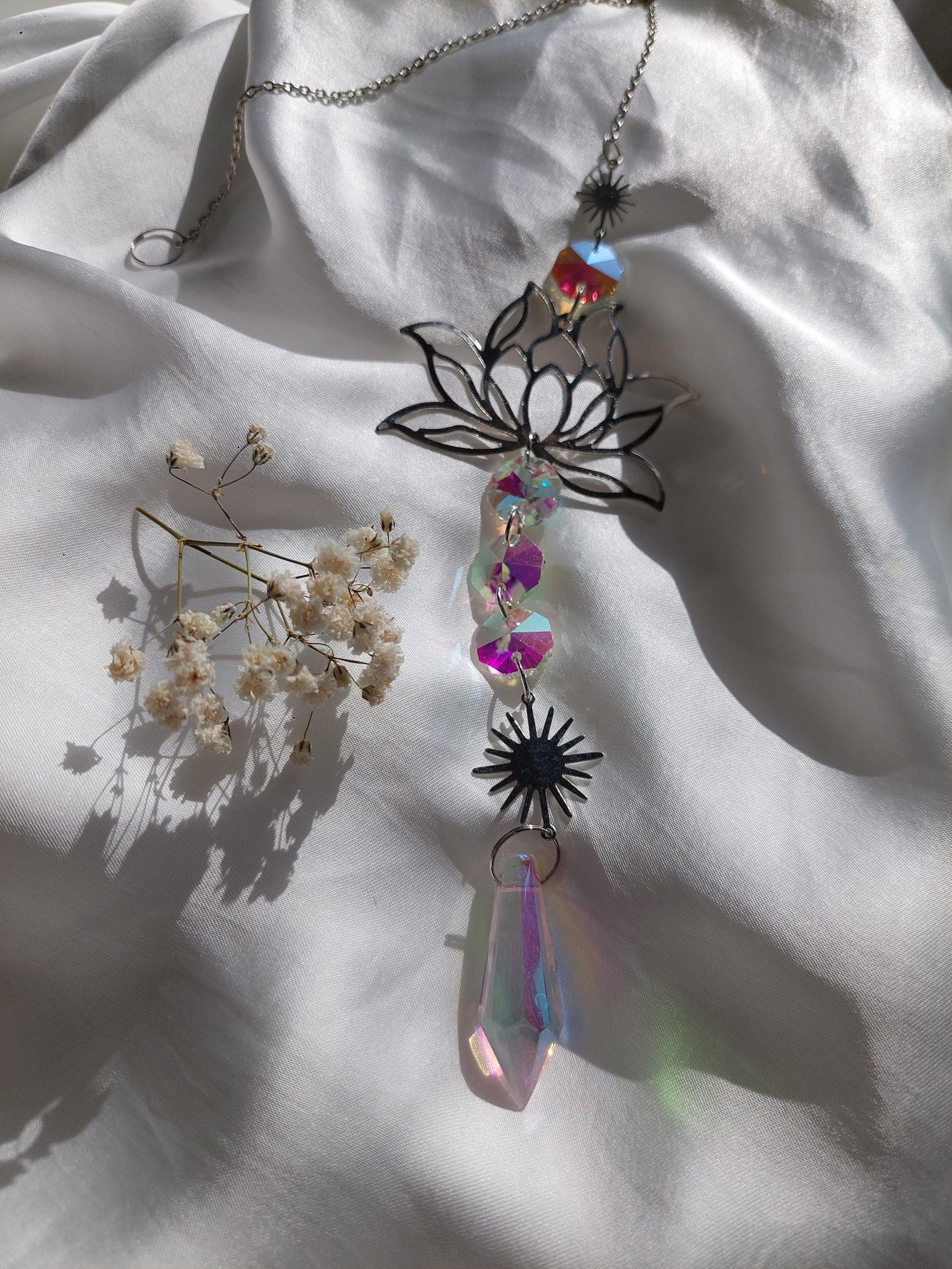 Lotus Suncatcher Gold oder Silber – Kristall Lichtfänger mit Regenbogen Effekt – Spirituelle Fenster Deko, Sonnenfänger für positive Energie