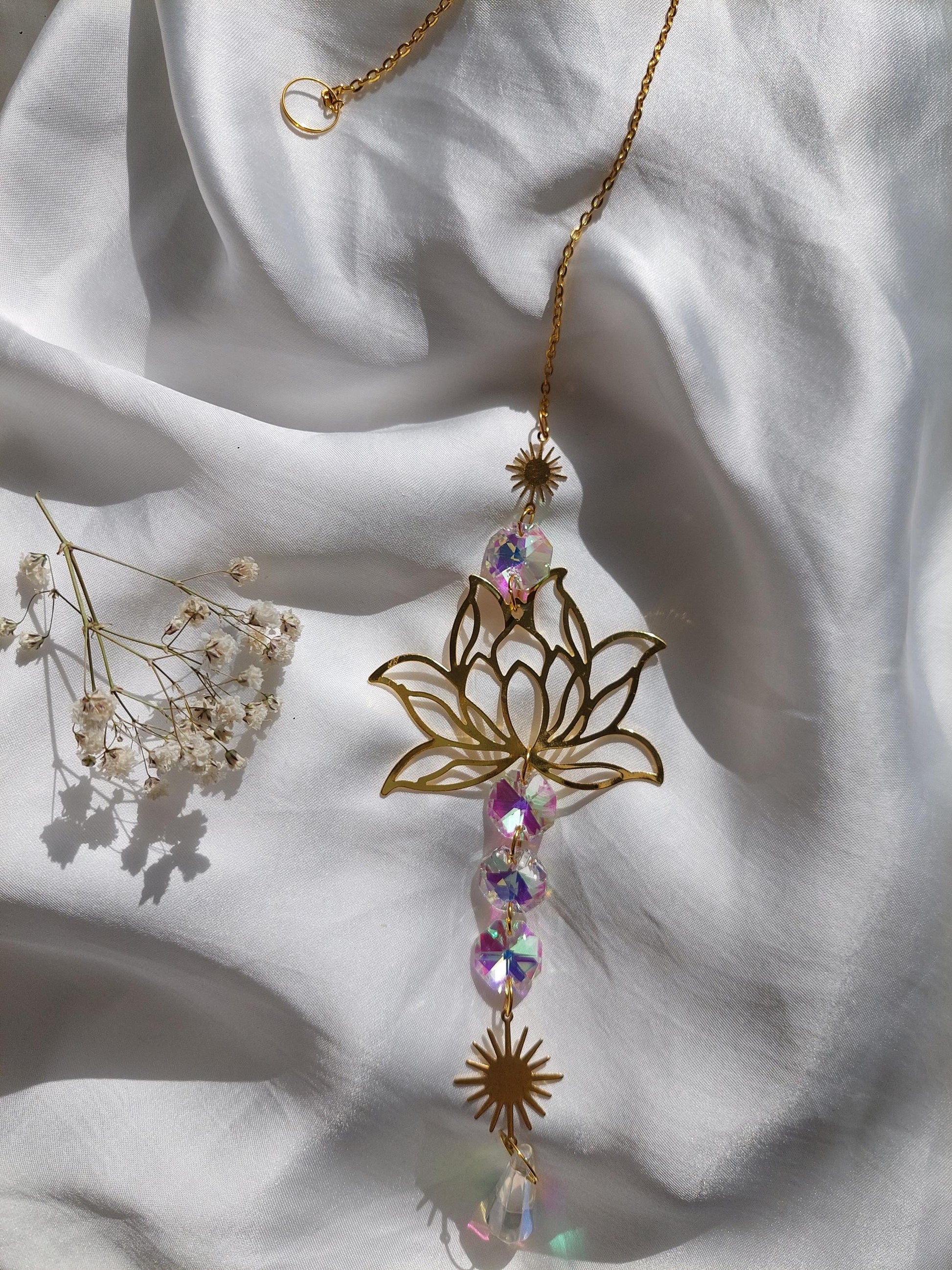 Lotus Suncatcher Gold oder Silber – Kristall Lichtfänger mit Regenbogen Effekt – Spirituelle Fenster Deko, Sonnenfänger für positive Energie