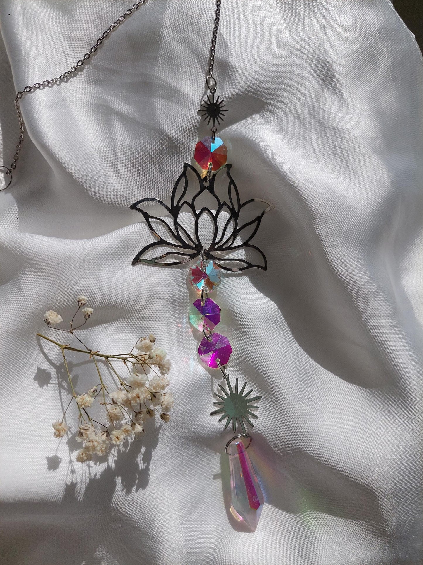 Lotus Suncatcher Gold oder Silber – Kristall Lichtfänger mit Regenbogen Effekt – Spirituelle Fenster Deko, Sonnenfänger für positive Energie