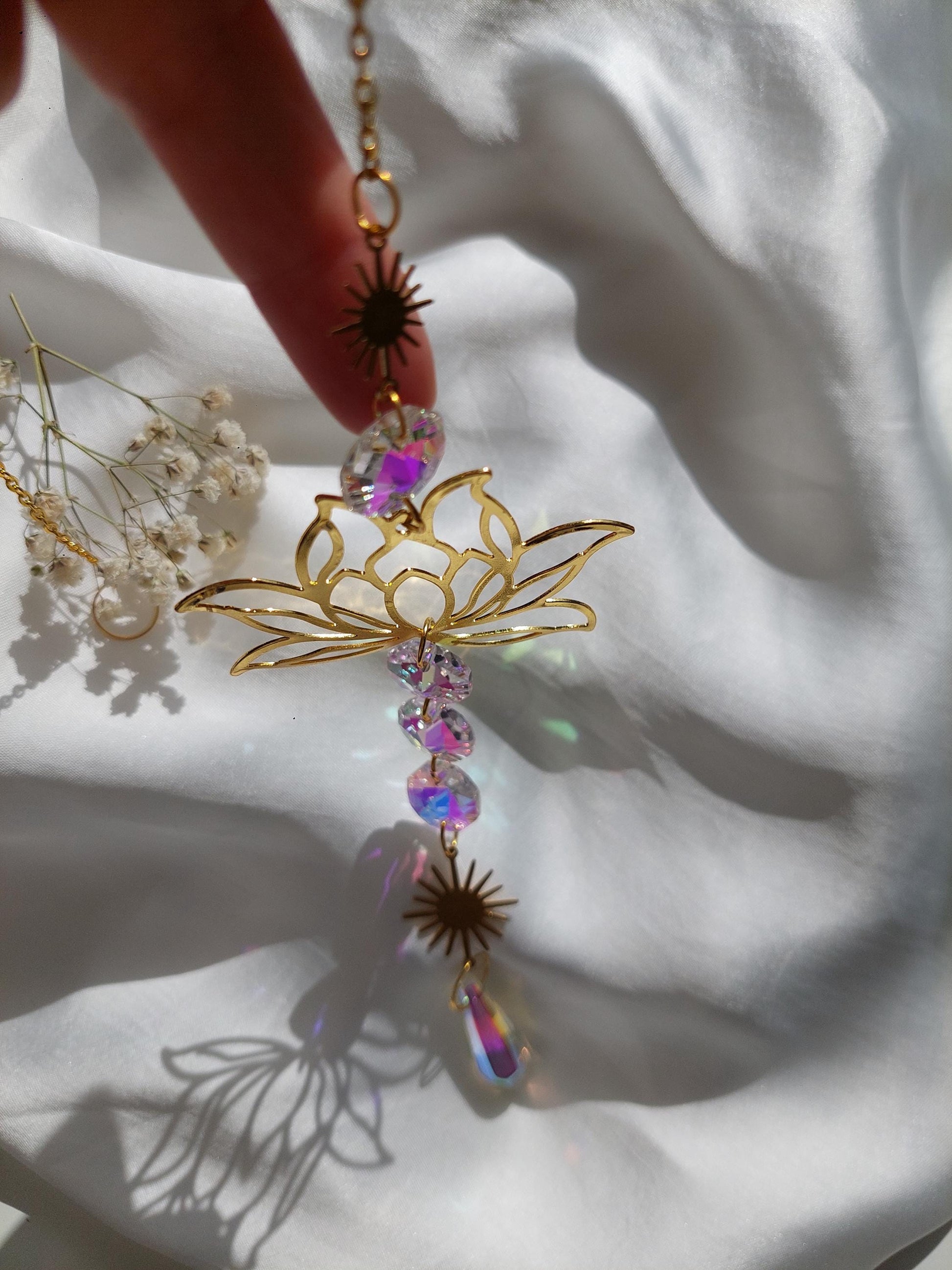 Lotus Suncatcher Gold oder Silber – Kristall Lichtfänger mit Regenbogen Effekt – Spirituelle Fenster Deko, Sonnenfänger für positive Energie