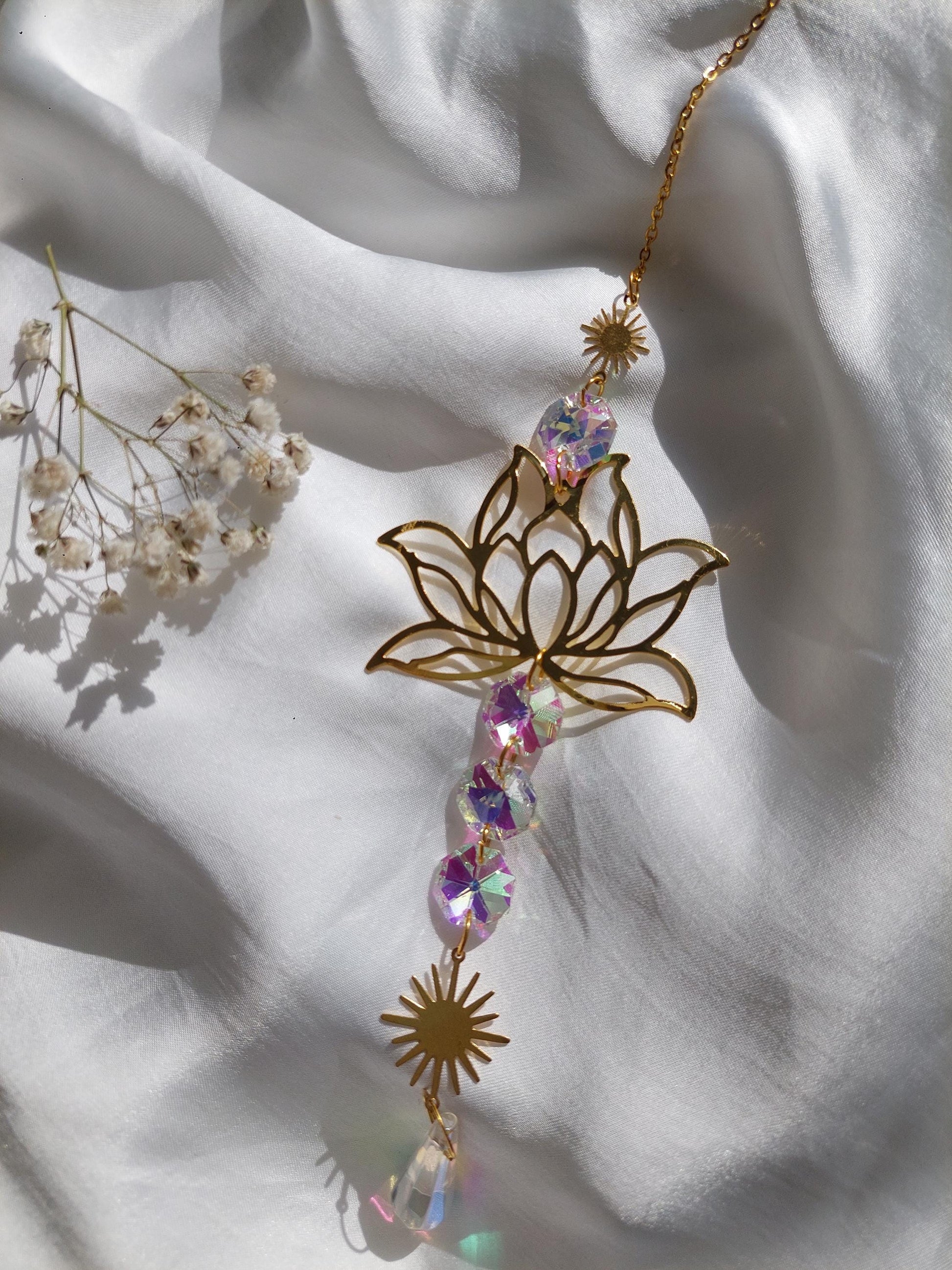 Lotus Suncatcher Gold oder Silber – Kristall Lichtfänger mit Regenbogen Effekt – Spirituelle Fenster Deko, Sonnenfänger für positive Energie