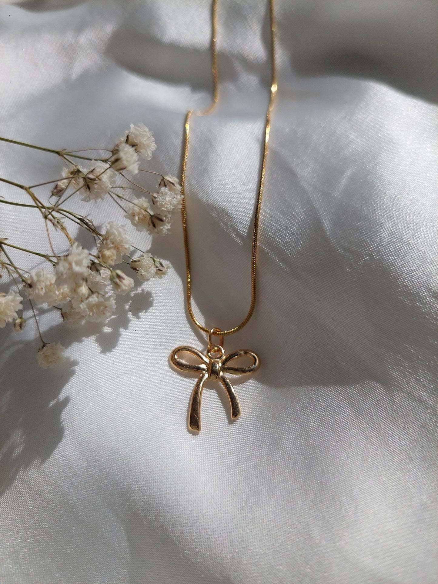 Goldene Schleifen Kette – Minimalistische Bow Necklace aus Edelstahl vergoldet – Coquette Schmuck – Feminine Halskette – Geschenk für Frauen