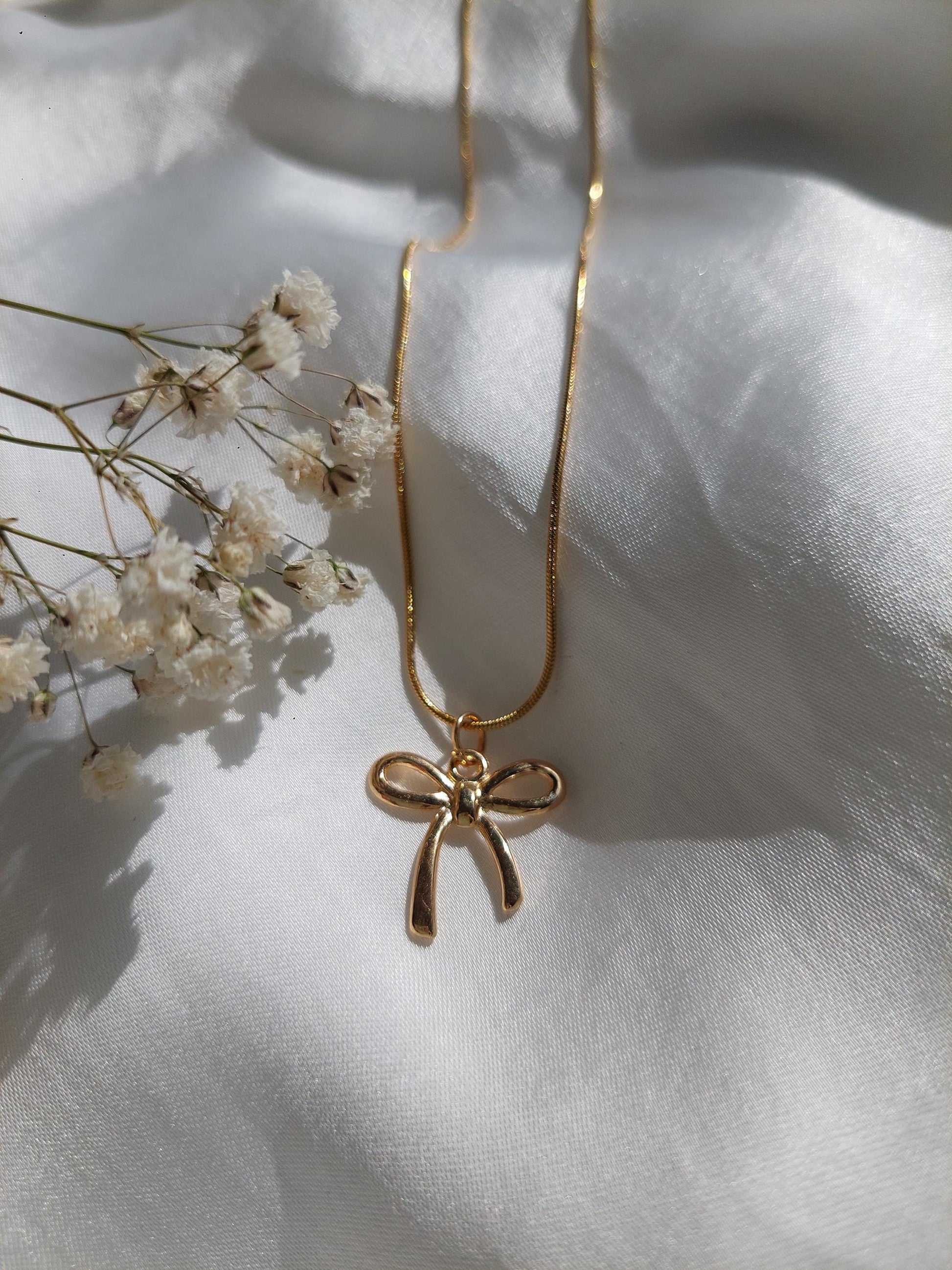Goldene Schleifen Kette – Minimalistische Bow Necklace aus Edelstahl vergoldet – Coquette Schmuck – Feminine Halskette – Geschenk für Frauen