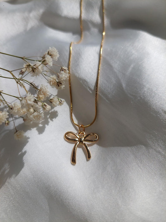 Goldene Schleifen Kette – Minimalistische Bow Necklace aus Edelstahl vergoldet – Coquette Schmuck – Feminine Halskette – Geschenk für Frauen
