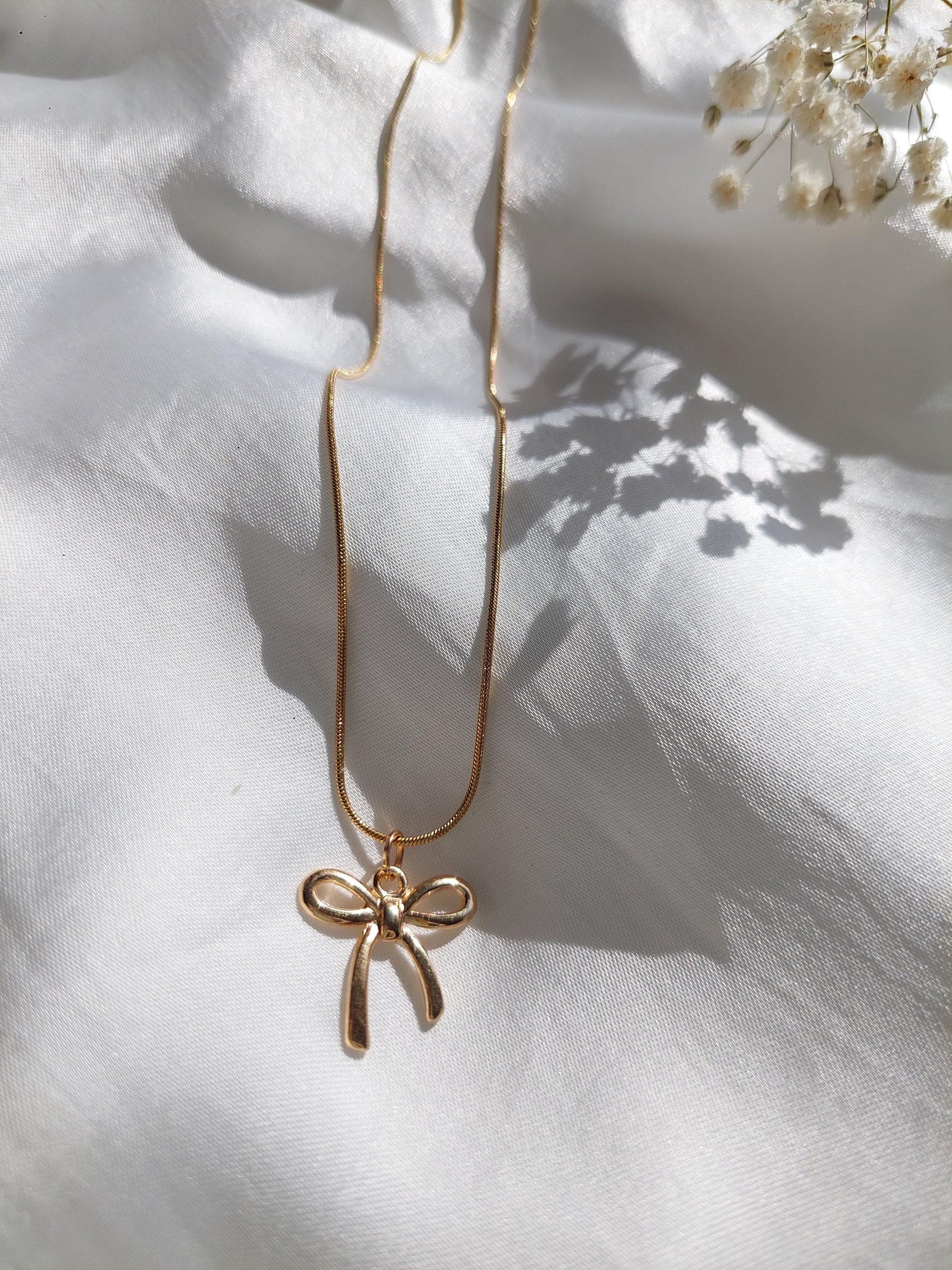 Goldene Schleifen Kette – Minimalistische Bow Necklace aus Edelstahl vergoldet – Coquette Schmuck – Feminine Halskette – Geschenk für Frauen