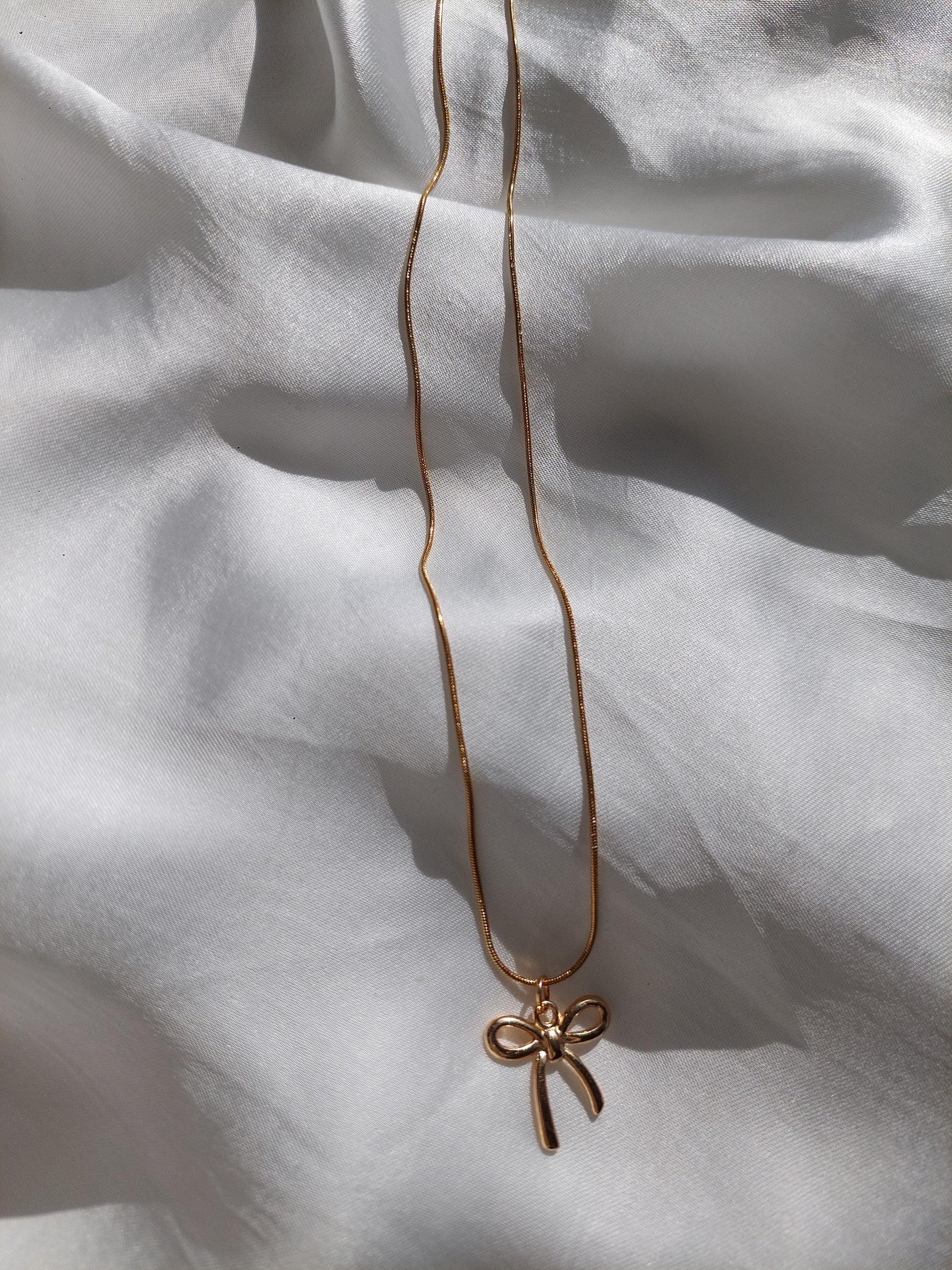 Goldene Schleifen Kette – Minimalistische Bow Necklace aus Edelstahl vergoldet – Coquette Schmuck – Feminine Halskette – Geschenk für Frauen