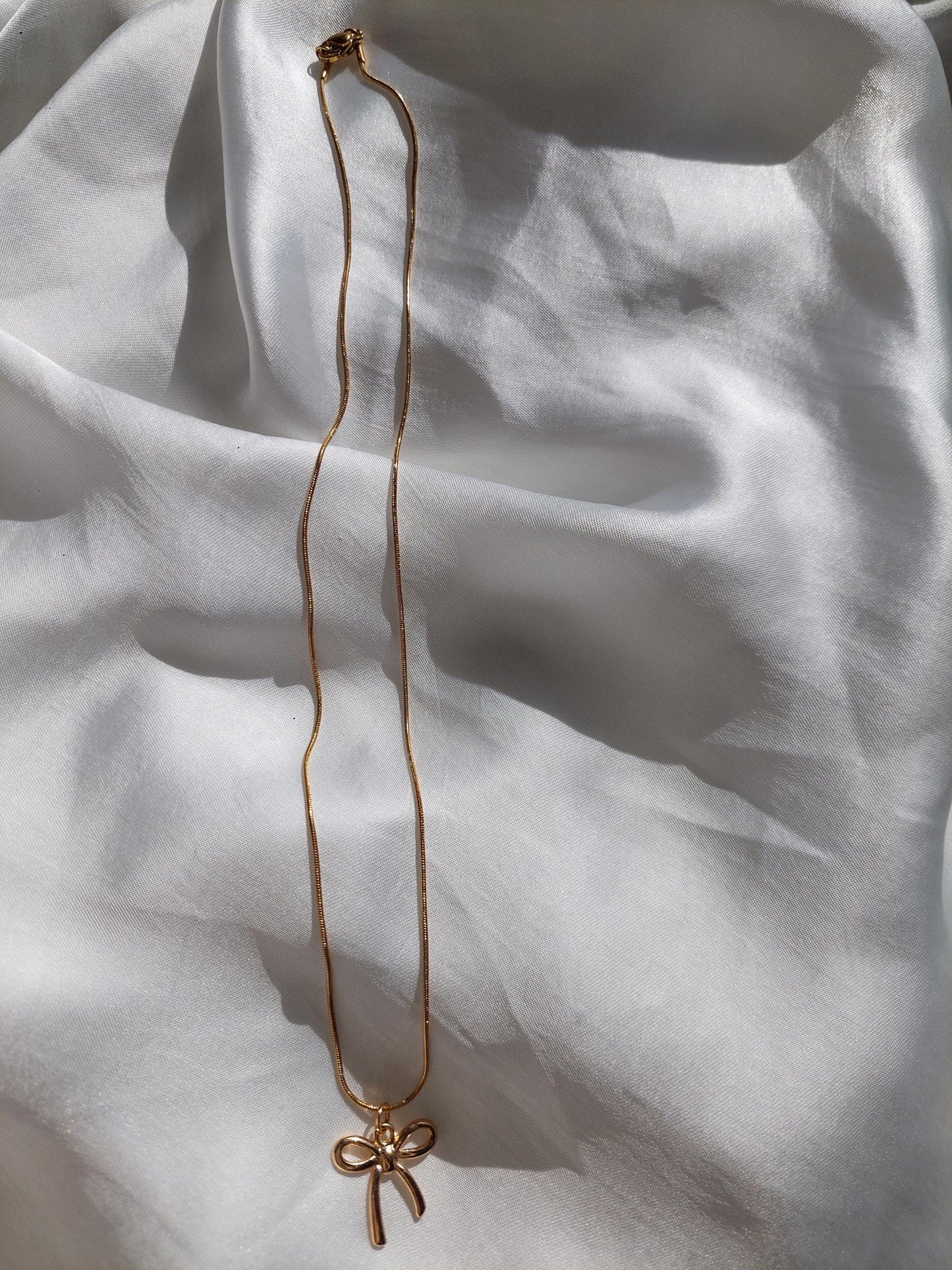 Goldene Schleifen Kette – Minimalistische Bow Necklace aus Edelstahl vergoldet – Coquette Schmuck – Feminine Halskette – Geschenk für Frauen