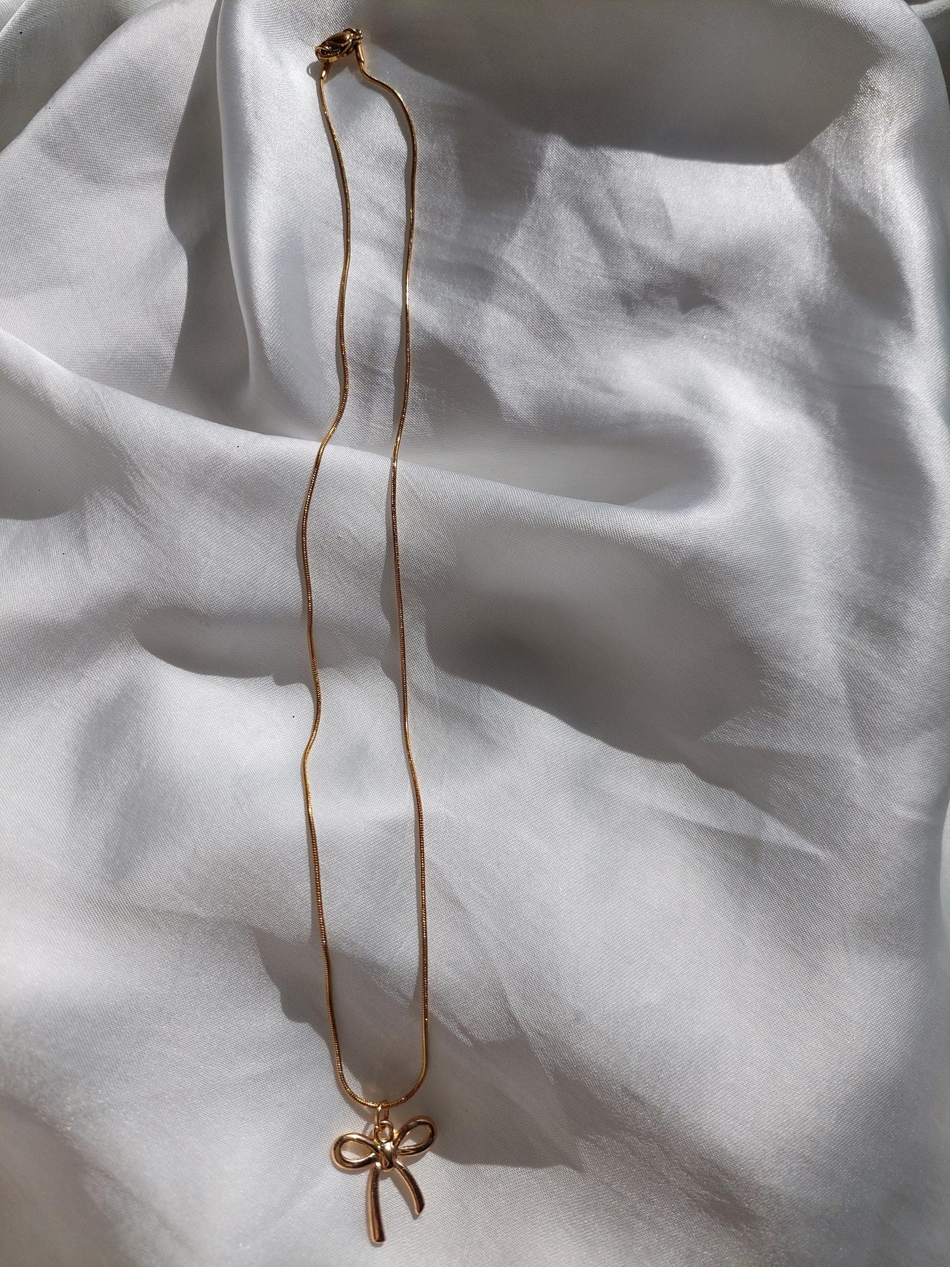 Goldene Schleifen Kette – Minimalistische Bow Necklace aus Edelstahl vergoldet – Coquette Schmuck – Feminine Halskette – Geschenk für Frauen