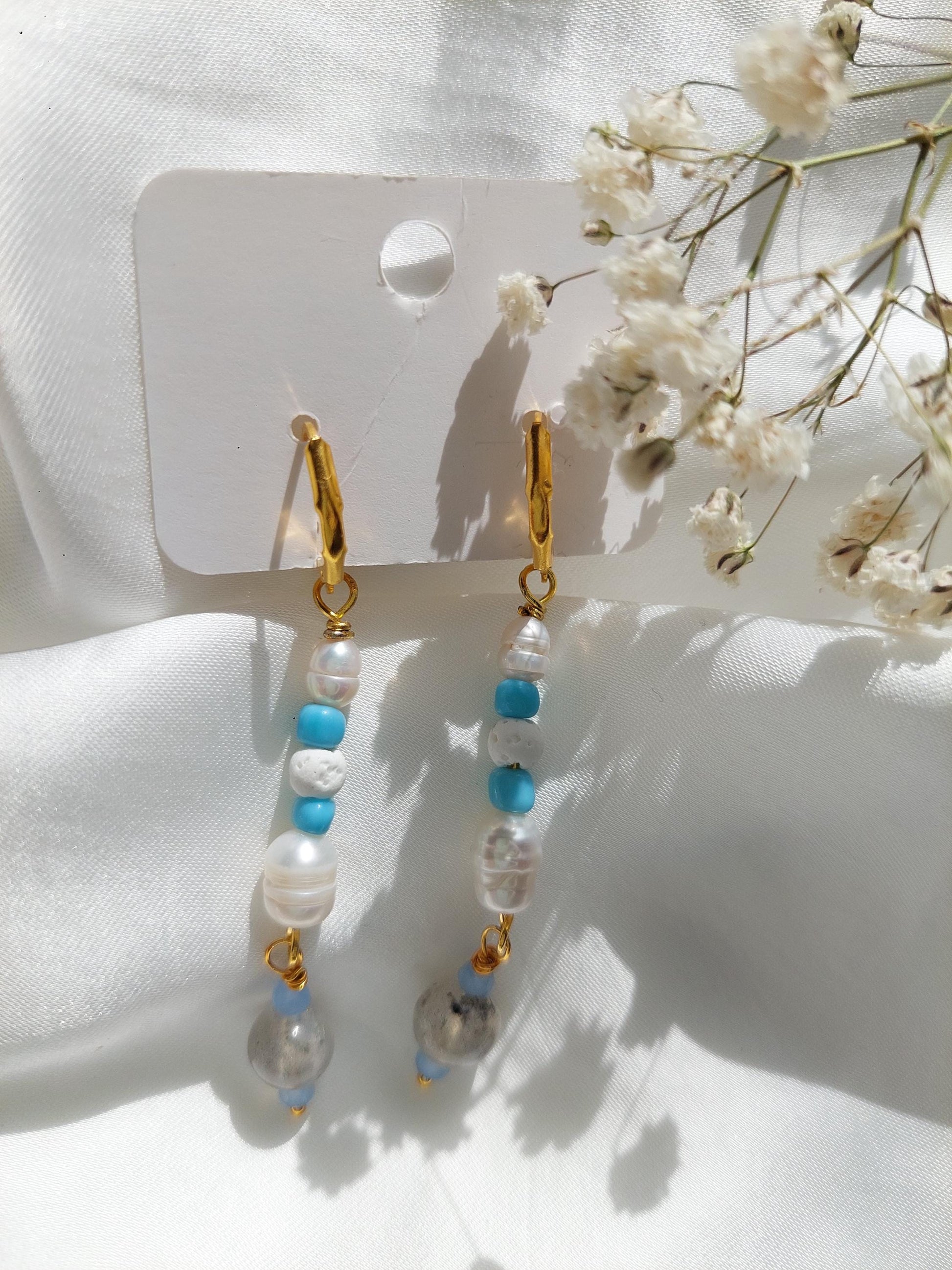 Handgemachte Mondstein & Perlen Ohrringe | Vergoldete Edelstahl Creolen | Turmalin Schmuck | Boho Perlenohrringe | Geschenk für Frauen