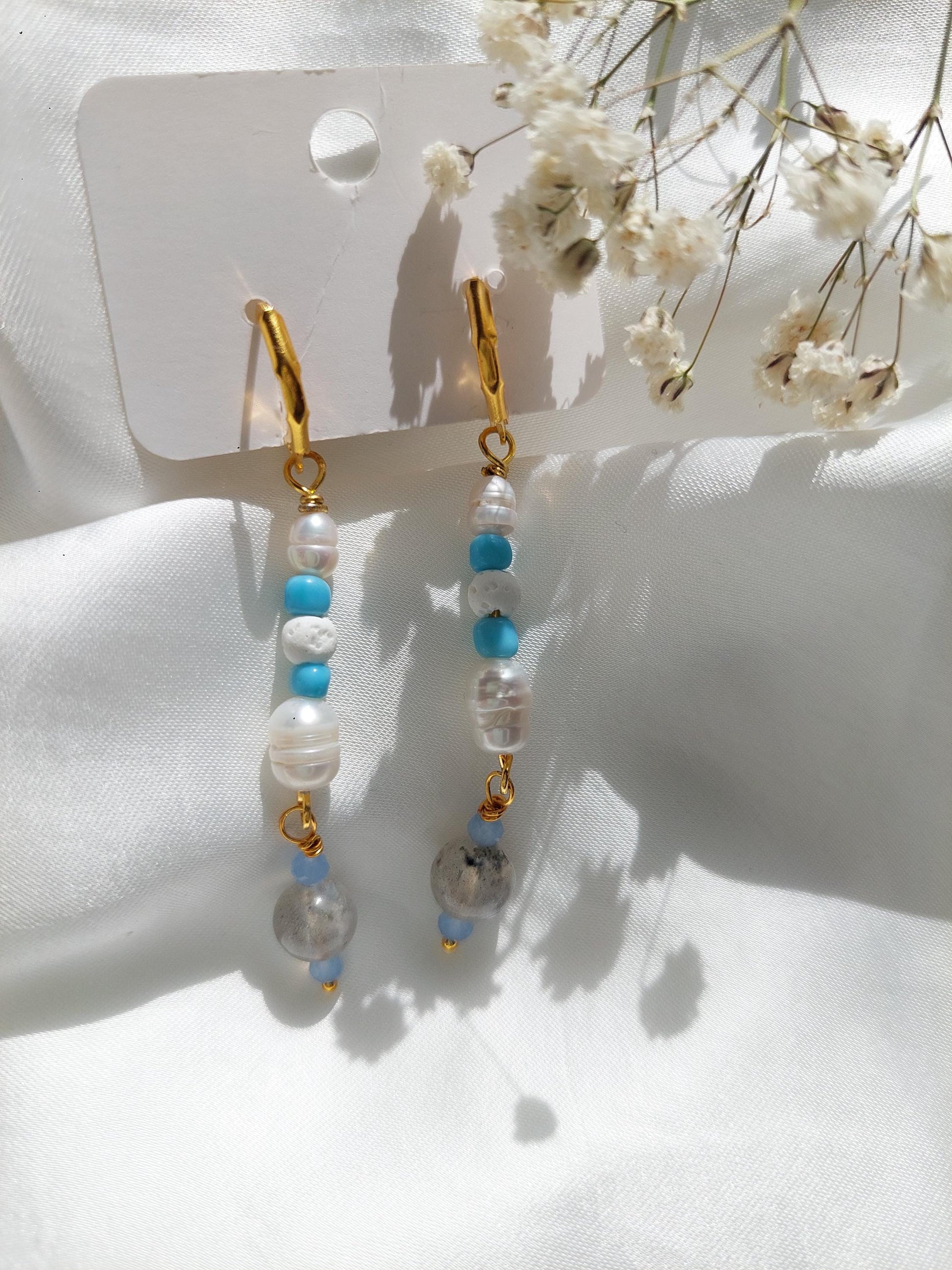 Handgemachte Mondstein & Perlen Ohrringe | Vergoldete Edelstahl Creolen | Turmalin Schmuck | Boho Perlenohrringe | Geschenk für Frauen