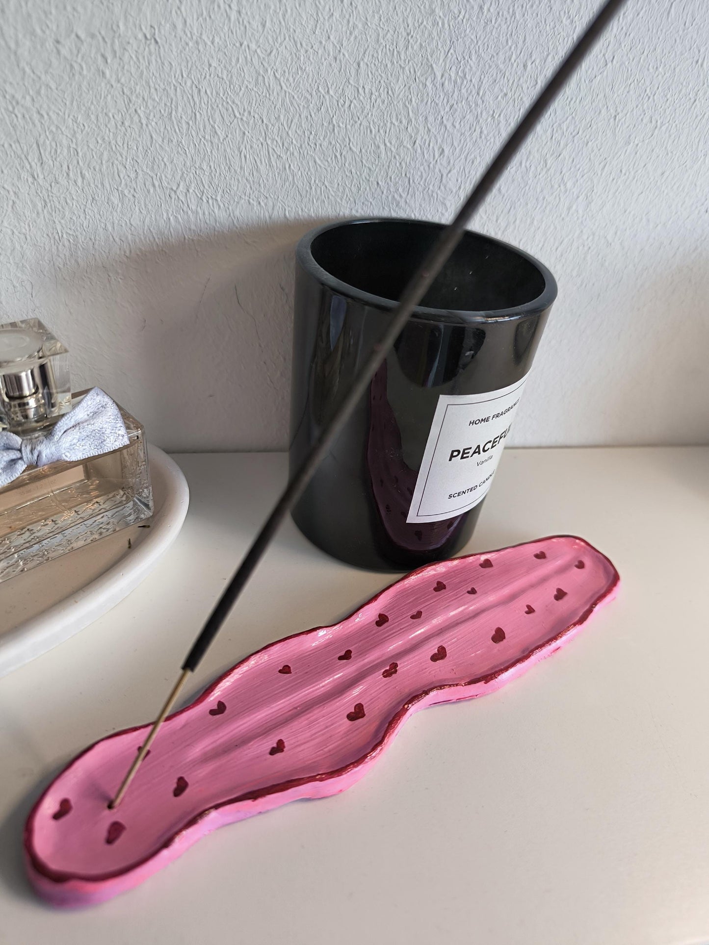 Handgemachter Räucherstäbchenhalter aus Ton – Pink mit Herzchen – Keramik Look – Unikat – Incense Holder – Boho Deko – Geschenk für Sie