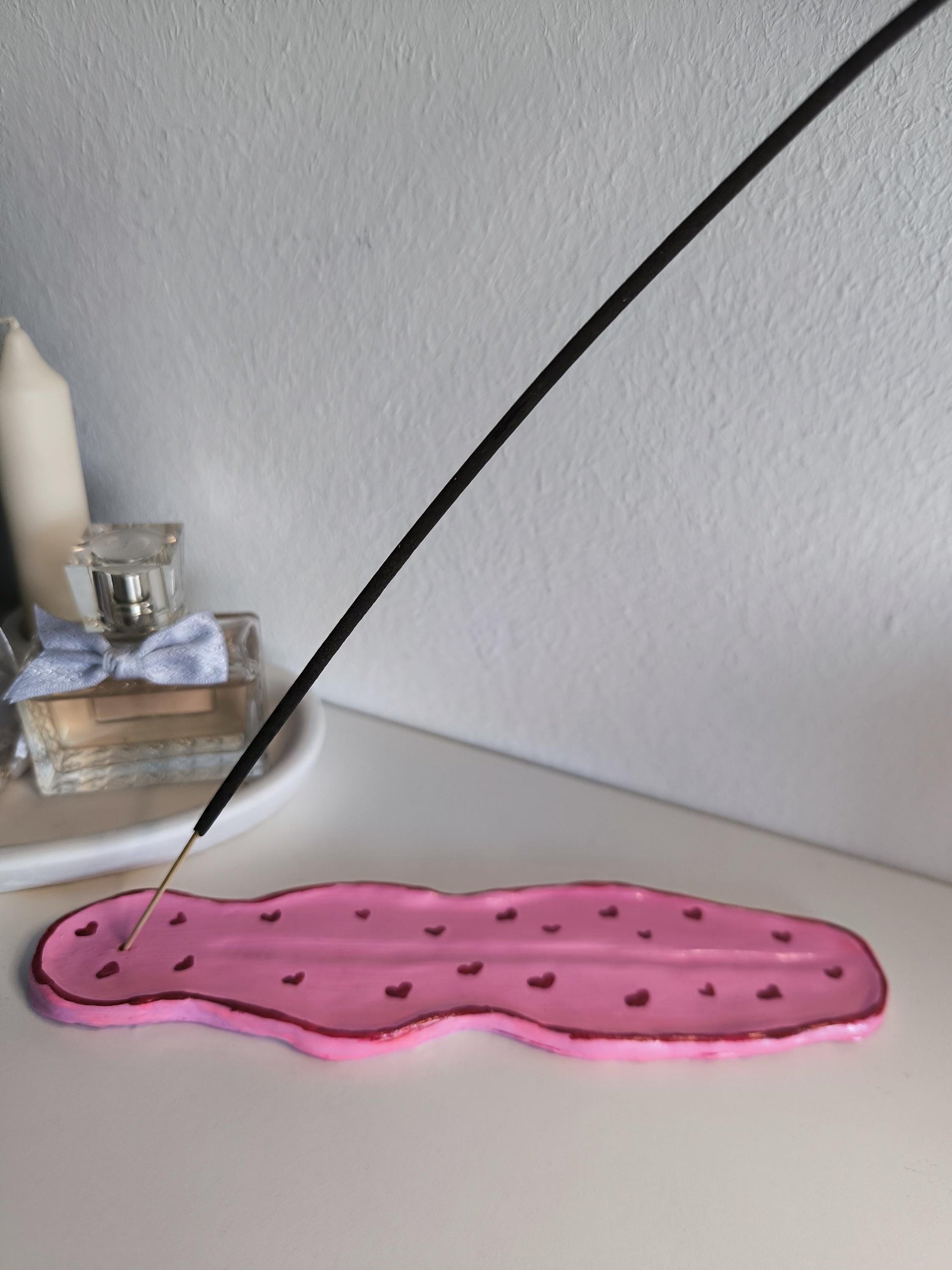 Handgemachter Räucherstäbchenhalter aus Ton – Pink mit Herzchen – Keramik Look – Unikat – Incense Holder – Boho Deko – Geschenk für Sie
