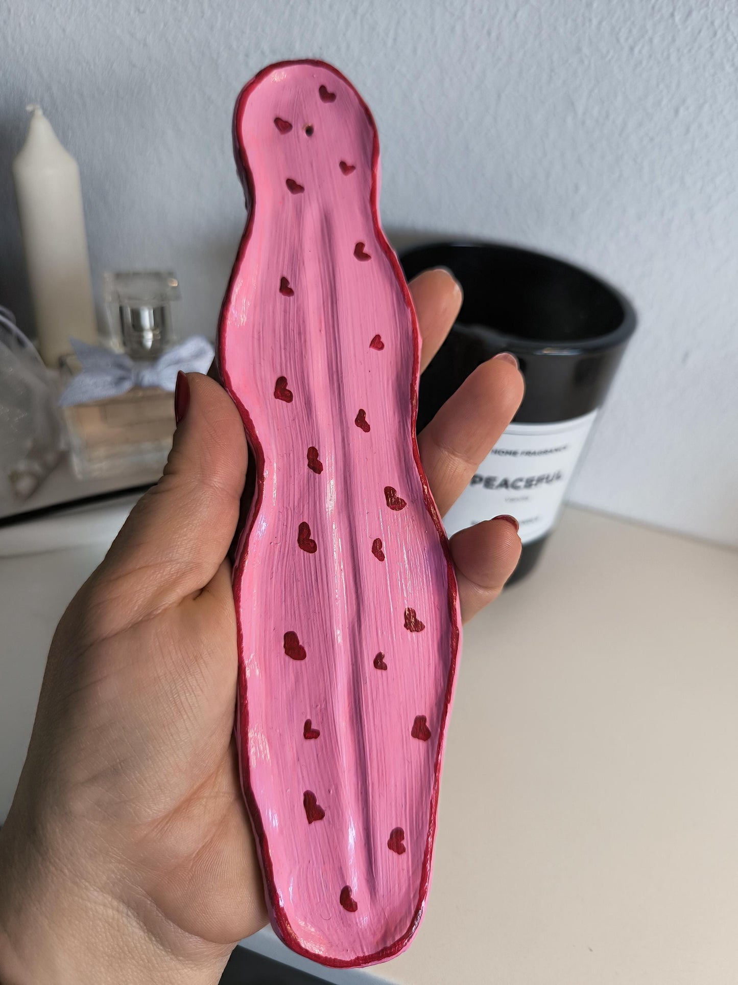 Handgemachter Räucherstäbchenhalter aus Ton – Pink mit Herzchen – Keramik Look – Unikat – Incense Holder – Boho Deko – Geschenk für Sie