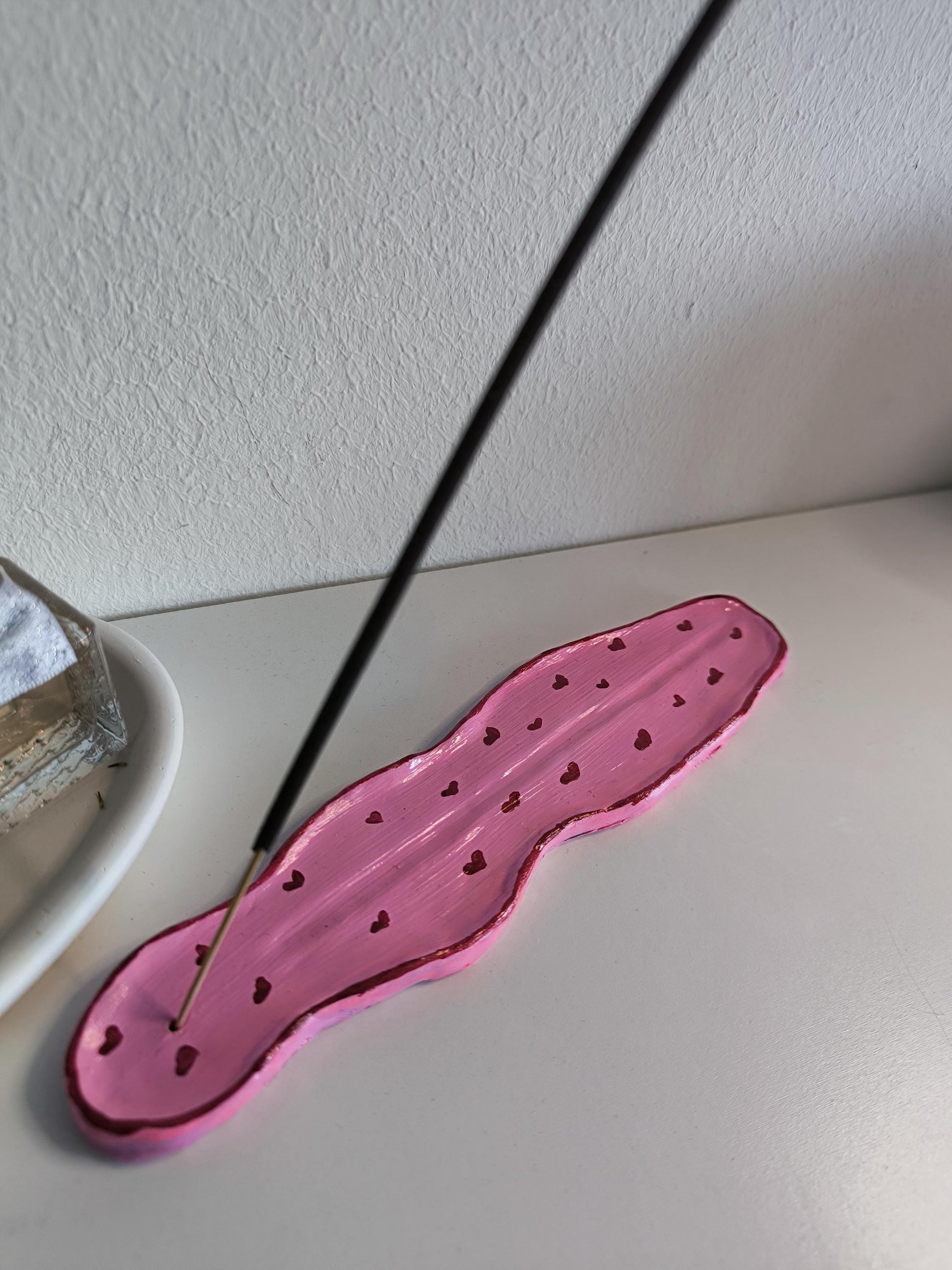 Handgemachter Räucherstäbchenhalter aus Ton – Pink mit Herzchen – Keramik Look – Unikat – Incense Holder – Boho Deko – Geschenk für Sie