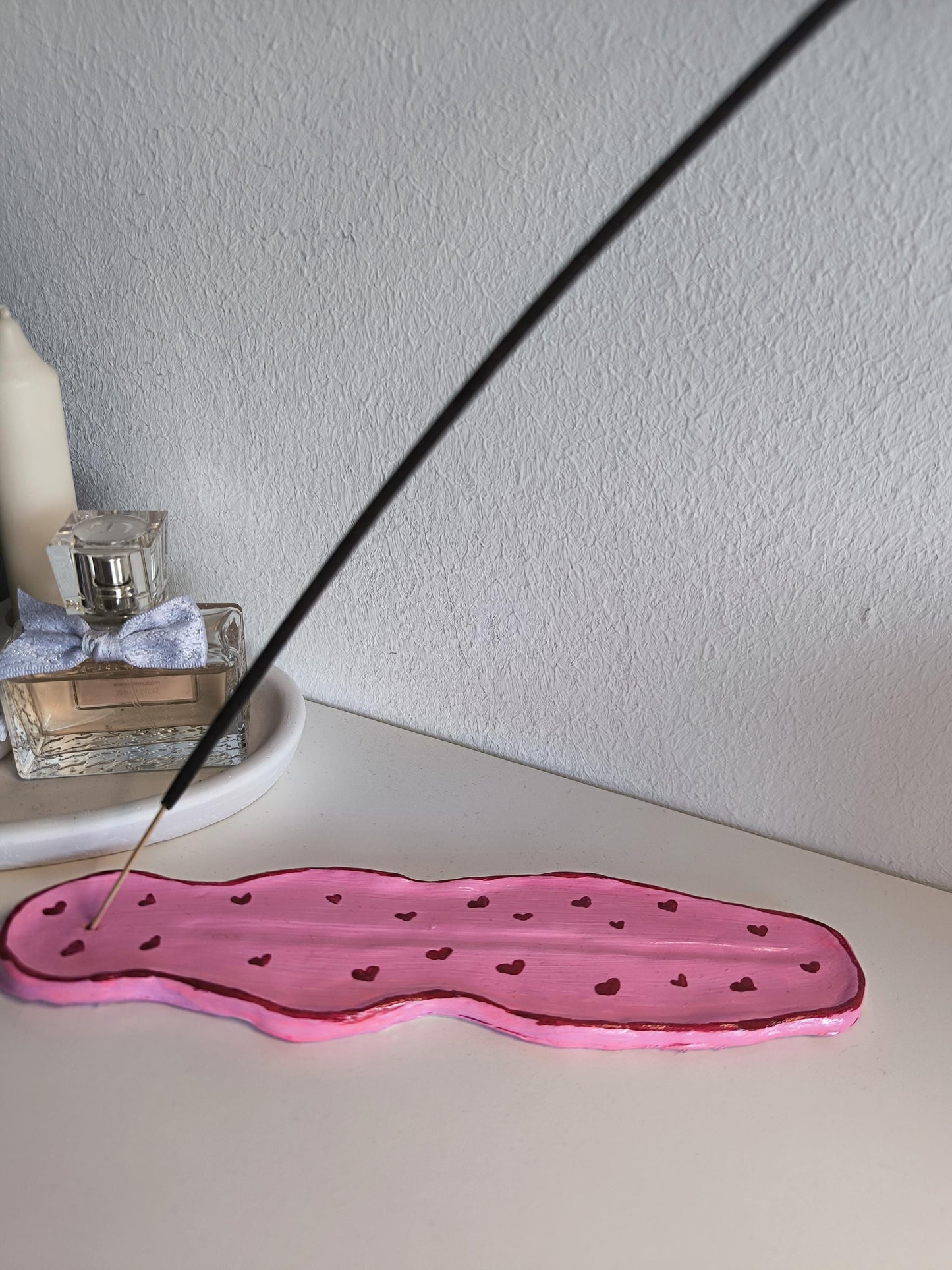Handgemachter Räucherstäbchenhalter aus Ton – Pink mit Herzchen – Keramik Look – Unikat – Incense Holder – Boho Deko – Geschenk für Sie
