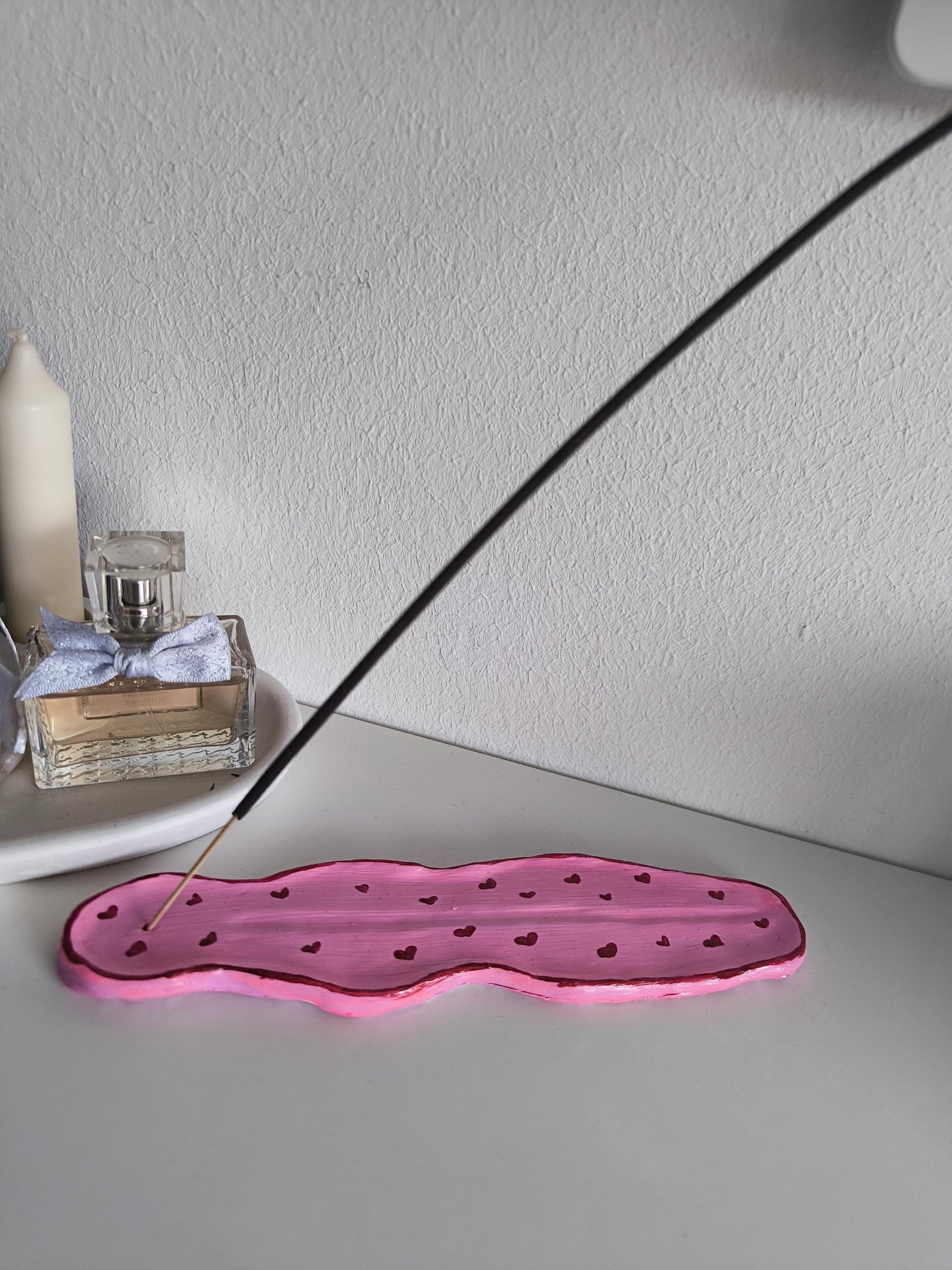 Handgemachter Räucherstäbchenhalter aus Ton – Pink mit Herzchen – Keramik Look – Unikat – Incense Holder – Boho Deko – Geschenk für Sie