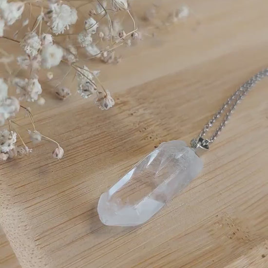 Bergkristall Kette aus Edlstahl oder Lederband – Heilstein Schmuck, Kristall Anhänger XS S M, Naturstein Halskette, Boho, Geschenk für Sie