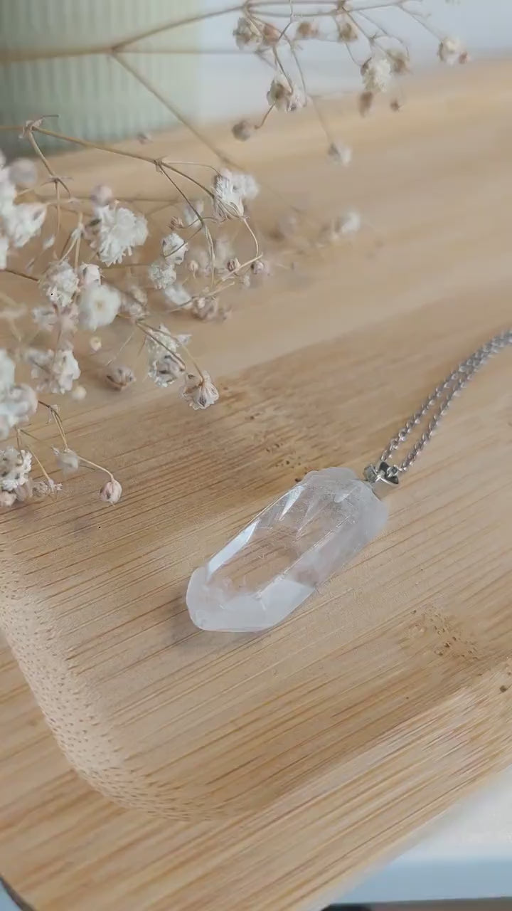 Bergkristall Kette aus Edlstahl oder Lederband – Heilstein Schmuck, Kristall Anhänger XS S M, Naturstein Halskette, Boho, Geschenk für Sie