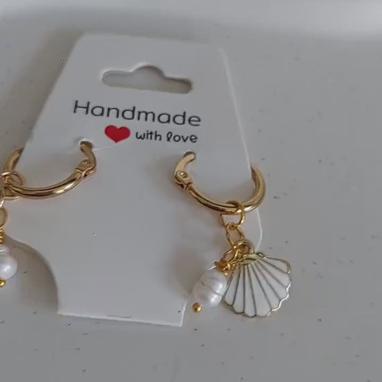 Muschel Ohrringe Gold – Edelstahl Creolen mit Muschelanhänger – Sommer Ohrschmuck – Muschelperlen – Boho – Strandlook – Geschenk für Frauen