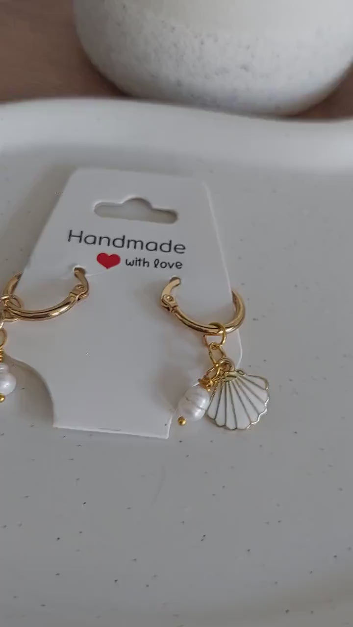 Muschel Ohrringe Gold – Edelstahl Creolen mit Muschelanhänger – Sommer Ohrschmuck – Muschelperlen – Boho – Strandlook – Geschenk für Frauen
