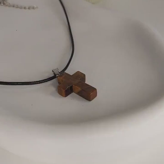 Tigerauge Kreuz Kette – Lederimitat Halskette mit Naturstein Kreuz Anhänger - Christian - Spirituality - Boho - Cross - Schutz - Erdung -