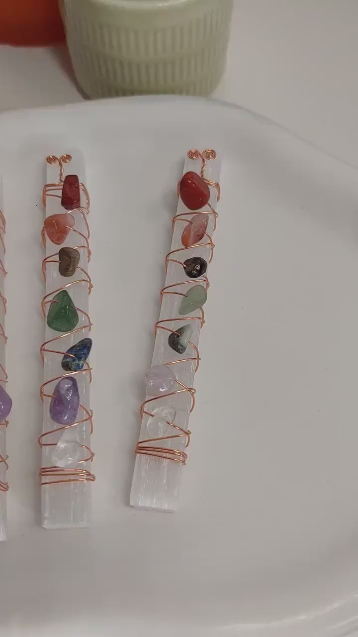 Selenit Stab mit Chakra Edelsteinen – Heilstein Stab, Energie Reinigung, Crystal Wand, Chakra Balancing Tool, Meditation, Spiritual Healing