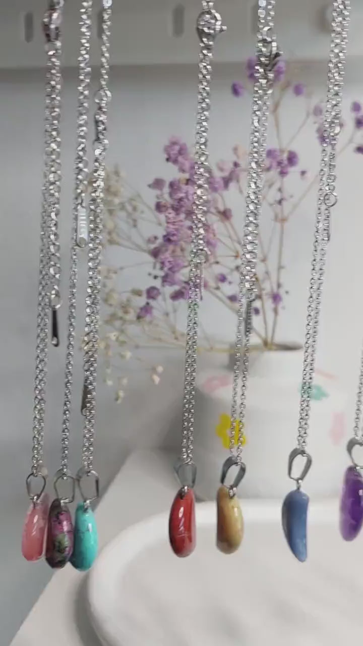 Mondstein Kette Edelstein Anhänger – Edelstahl oder Lederband Halskette mit Heilstein Halbmond – Boho Schmuck Damen Geschenk Naturstein