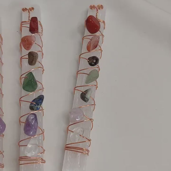 Selenit Stab mit Chakra Edelsteinen – Heilstein Stab, Energie Reinigung, Crystal Wand, Chakra Balancing Tool, Meditation, Spiritual Healing