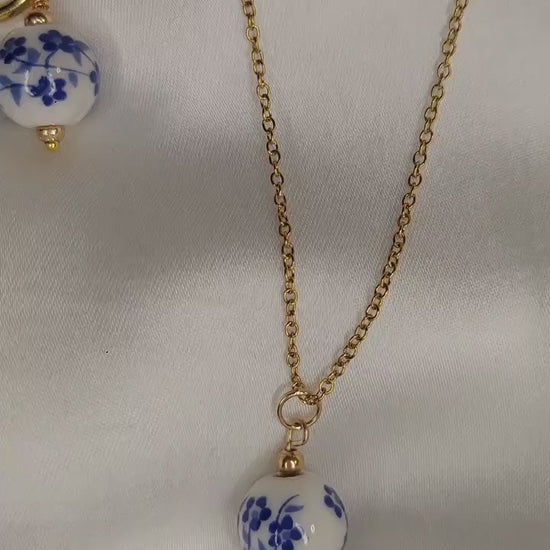 Blue Blossom - Schmuckset / einzeln – Vergoldete Edelstahl Kette & Ohrringe mit Porzellanperle | Blau-Weiß | Valentinstag Geschenk für Sie