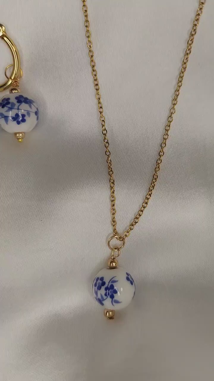 Blue Blossom - Schmuckset / einzeln – Vergoldete Edelstahl Kette & Ohrringe mit Porzellanperle | Blau-Weiß | Valentinstag Geschenk für Sie