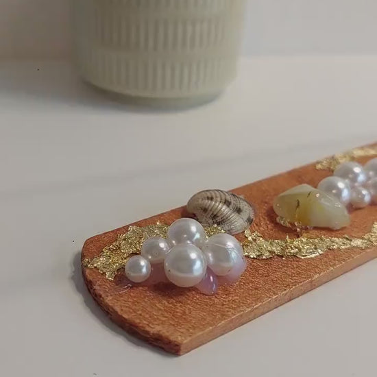 Handgemachter Räucherstäbchenhalter mit Selenit, Rosenquarz, Muscheln & Perlen – Boho Deko, Meditation, spirituelles Geschenk