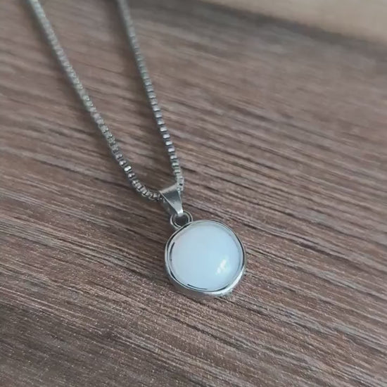 Lunar Glow Necklace – Edelstahl Halskette mit weißem Mondstein Look Anhänger | Minimalistische Schmuckstücke | Geschenk für Sie