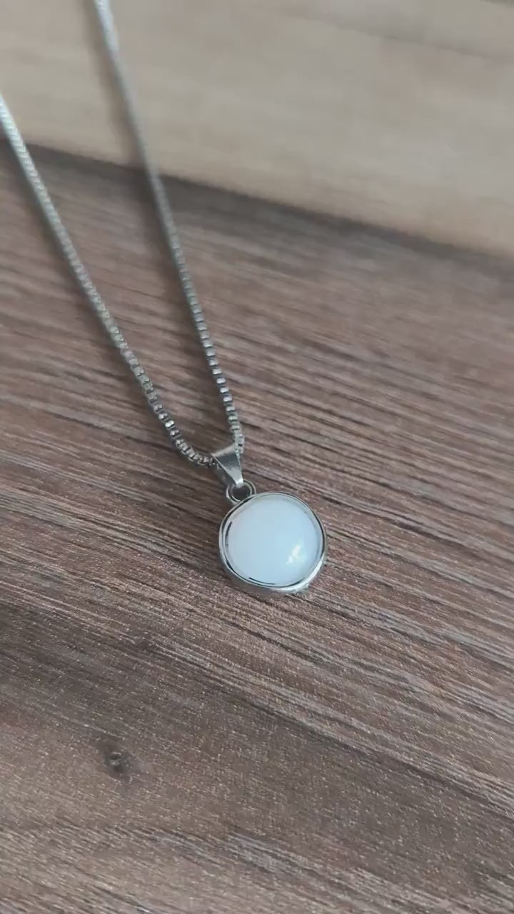 Lunar Glow Necklace – Edelstahl Halskette mit weißem Mondstein Look Anhänger | Minimalistische Schmuckstücke | Geschenk für Sie
