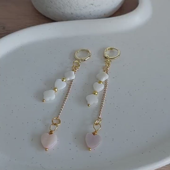 Goldene Herz Ohrringe mit Muschelperlen – Hängeohrringe, Boho Schmuck handgemacht, romantisch & verspielt, Geschenk für Frauen 18K vergoldet
