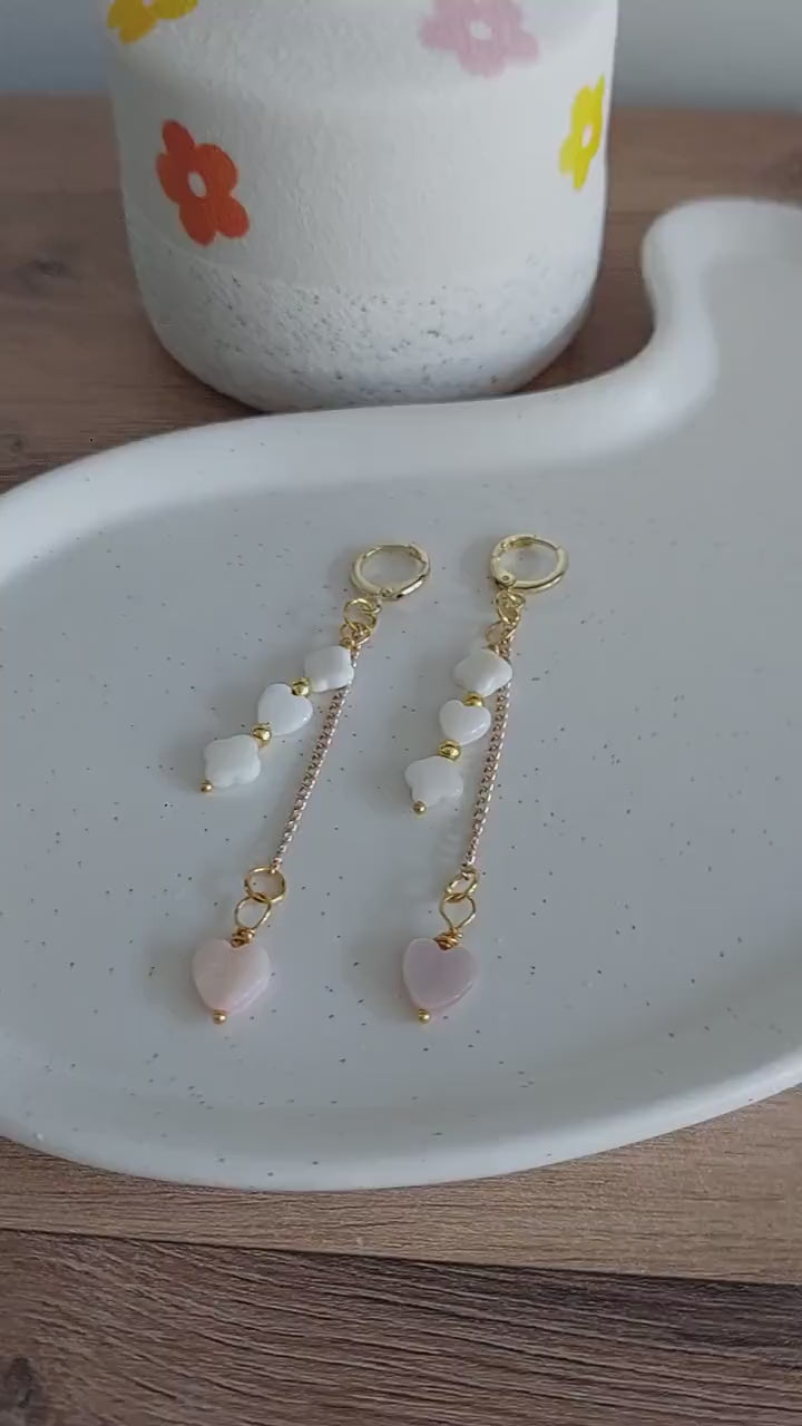 Goldene Herz Ohrringe mit Muschelperlen – Hängeohrringe, Boho Schmuck handgemacht, romantisch & verspielt, Geschenk für Frauen 18K vergoldet