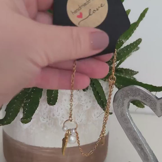 Vergoldetes Edelstahlarmband mit Perlen Engelflügel – Schutzengel Schmuck | Geschenk für Frauen | filigranes Armband | spirituell | elegant