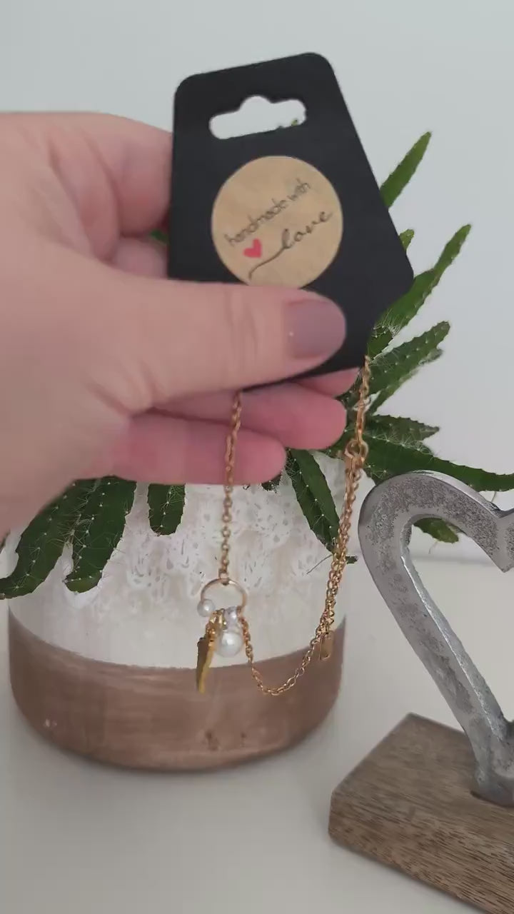 Vergoldetes Edelstahlarmband mit Perlen Engelflügel – Schutzengel Schmuck | Geschenk für Frauen | filigranes Armband | spirituell | elegant