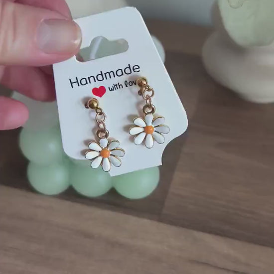 Boho Edelstahl Stecker Ohrringe mit weißen Blumen – vergoldet, sommerlich | verspielt, zarter Blütenschmuck, Geschenk für Frauen