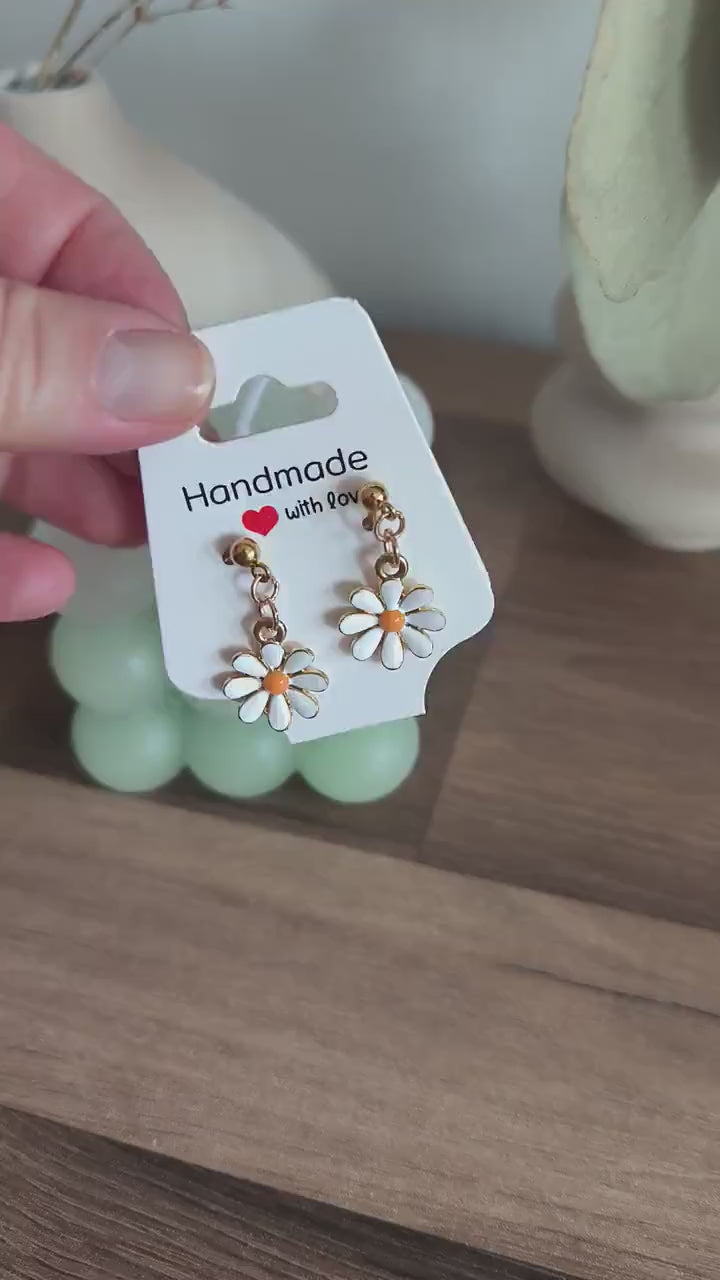 Boho Edelstahl Stecker Ohrringe mit weißen Blumen – vergoldet, sommerlich | verspielt, zarter Blütenschmuck, Geschenk für Frauen