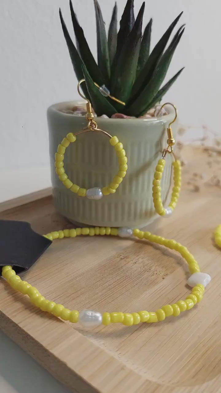 Handgemachtes Schmuck Set Gelb – Beaded Halskette, Creolen & Ring mit Perlen – Sommer Schmuck, Geschenk für Frauen - Boho - Modern