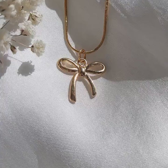 Goldene Schleifen Kette – Minimalistische Bow Necklace aus Edelstahl vergoldet – Coquette Schmuck – Feminine Halskette – Geschenk für Frauen